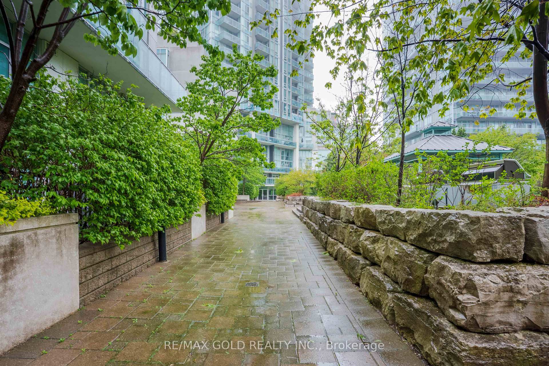 3 Bedrooms Condo at 3939 Duke Of York, Mississauga For sale