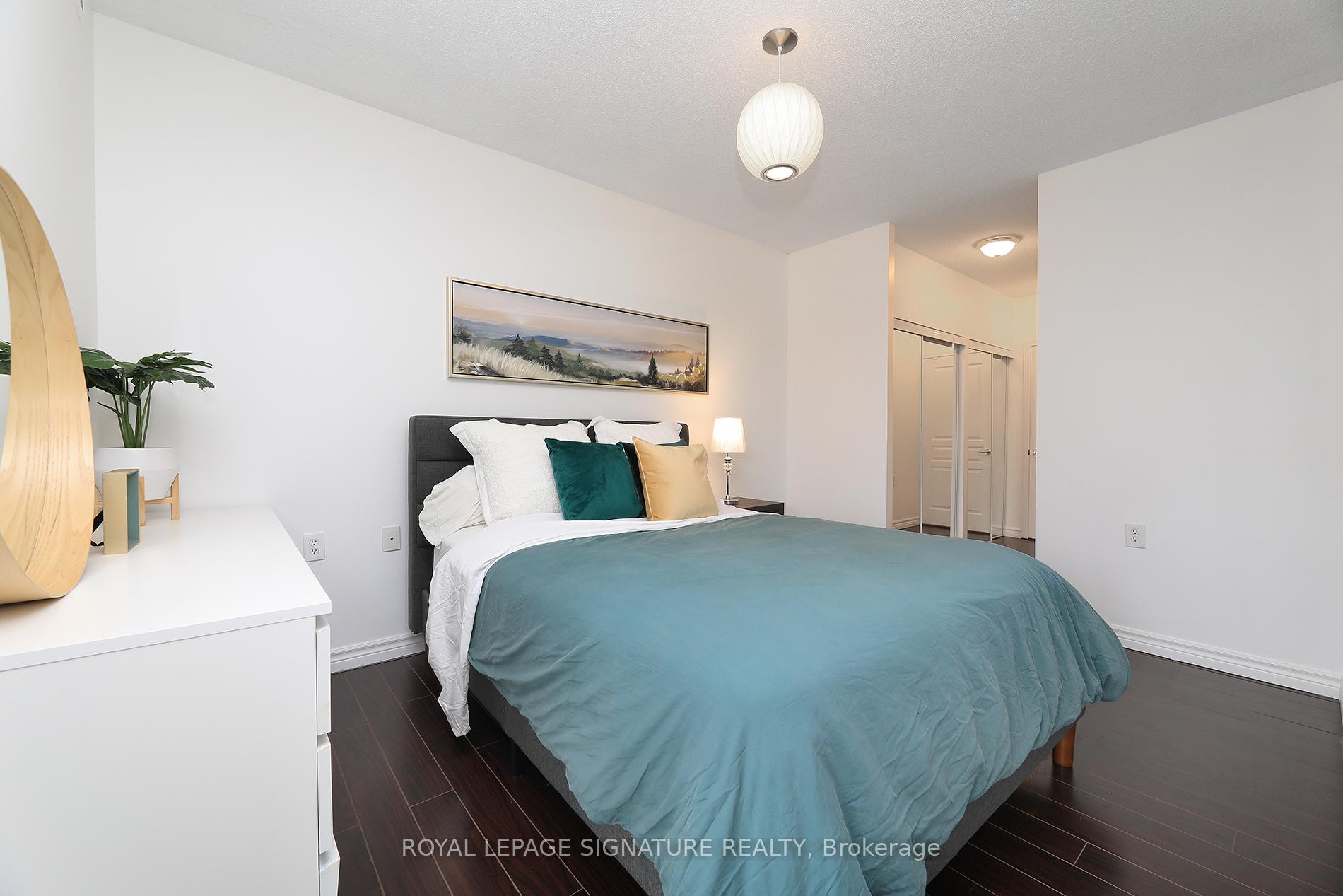 2 Bedrooms Condo at 200 Burnhamthorpe, Mississauga For sale