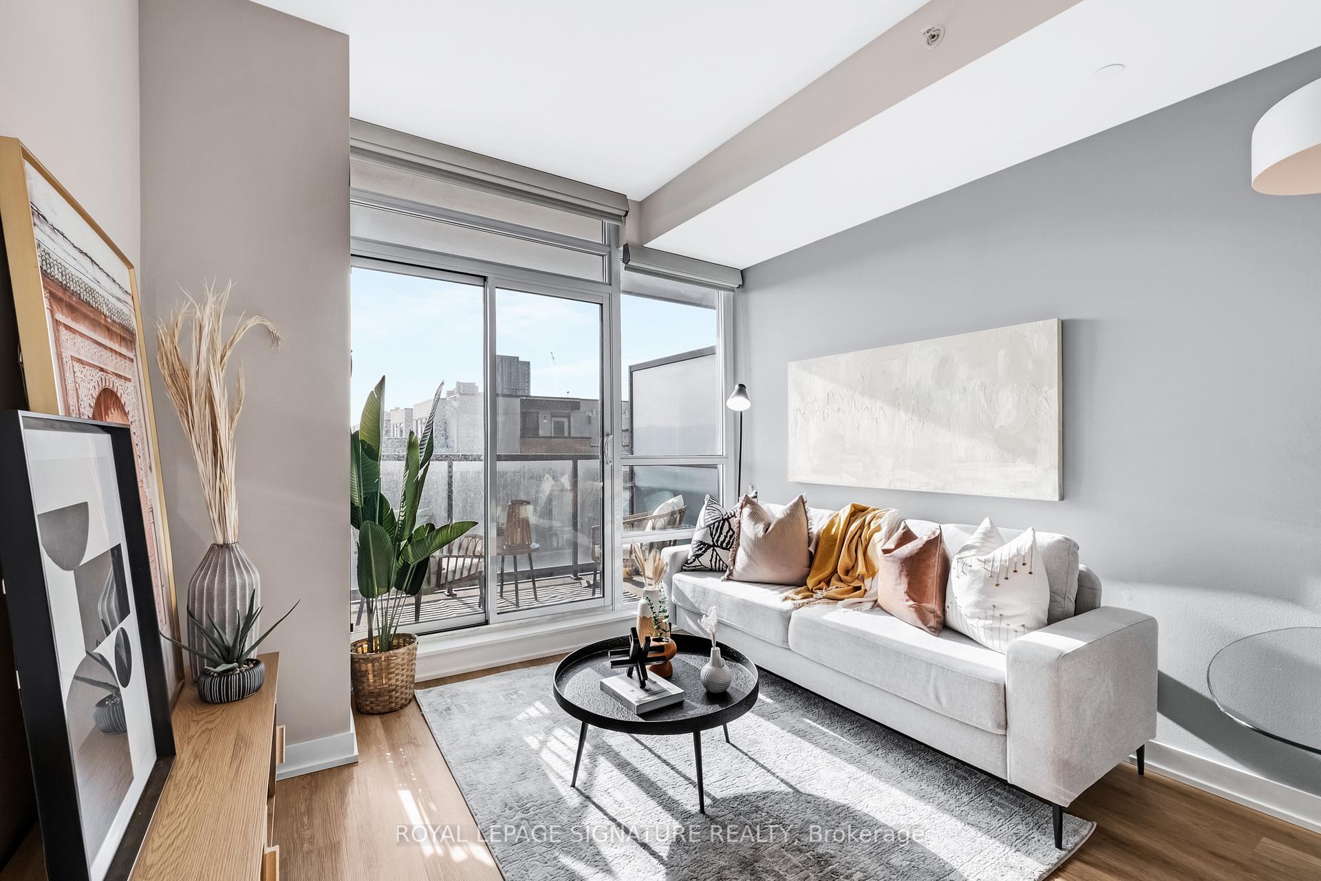 2 Bedrooms Condo at 8 Fieldway, Toronto For sale