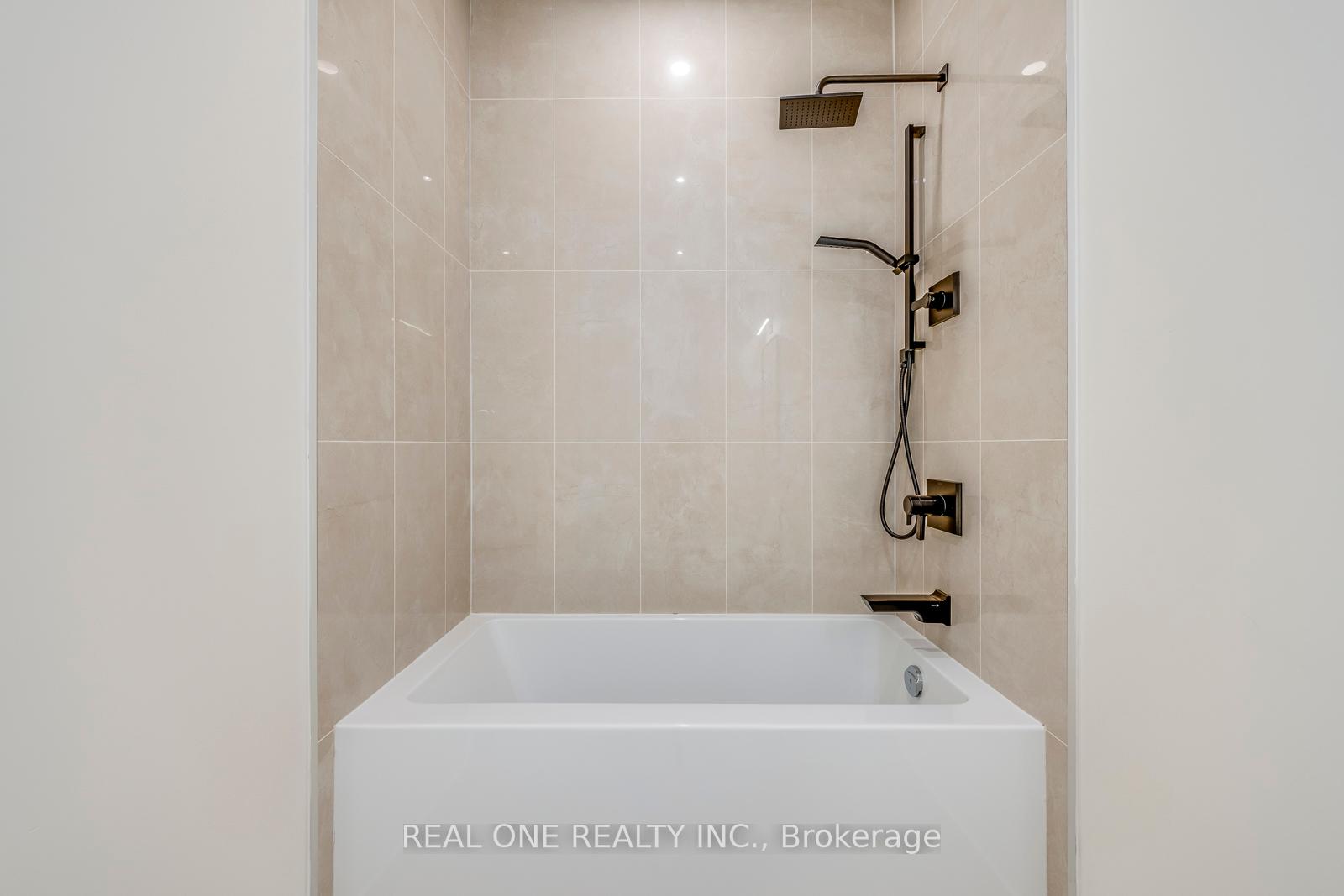 3 Bedrooms Condo at 509 Dundas, Oakville For sale