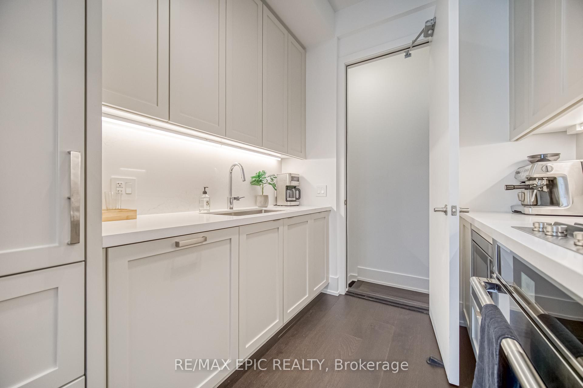 3 Bedrooms Condo at 165 Pears, Toronto For sale