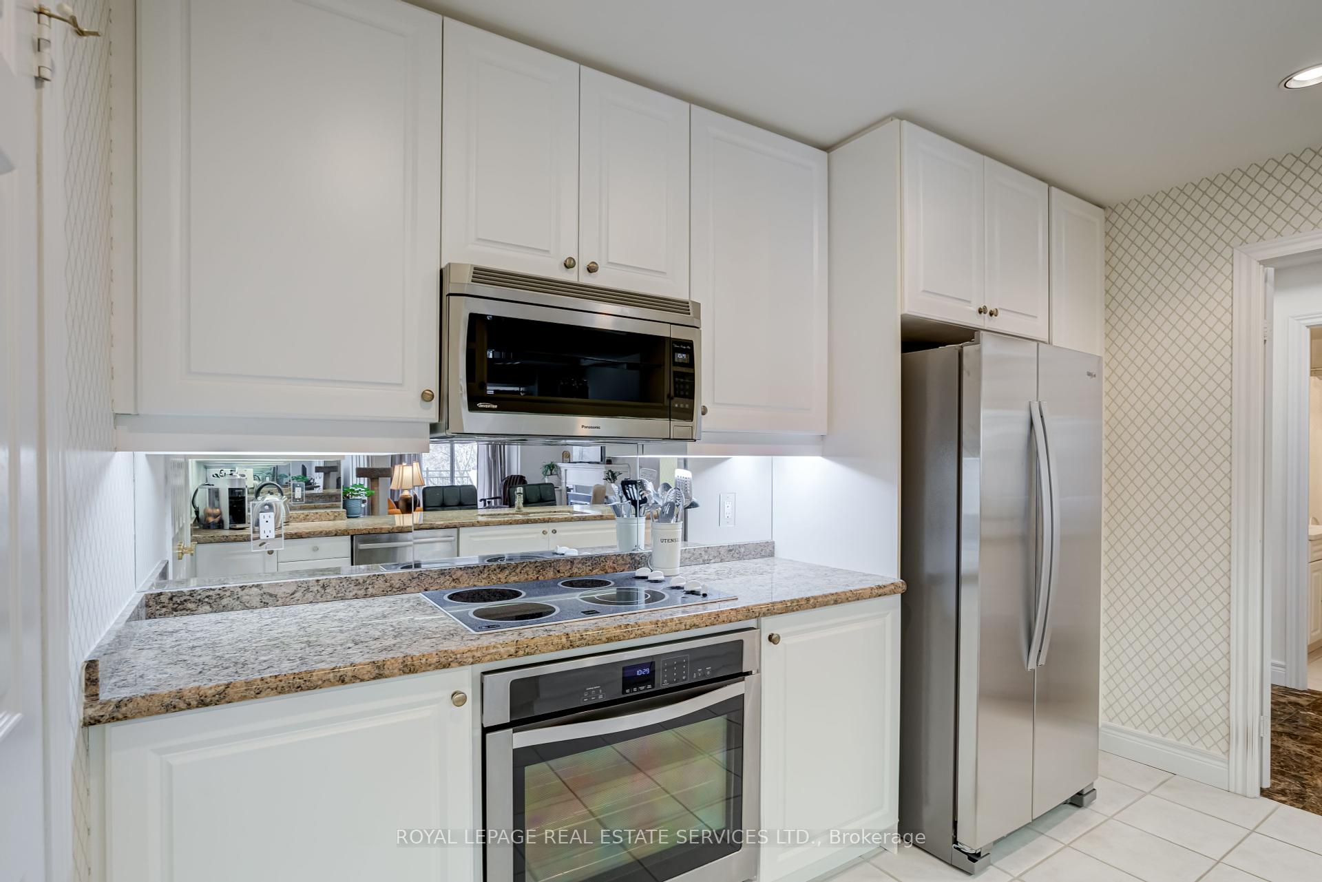 2 Bedrooms Condo at 10 Old Mill,  Toronto For sale