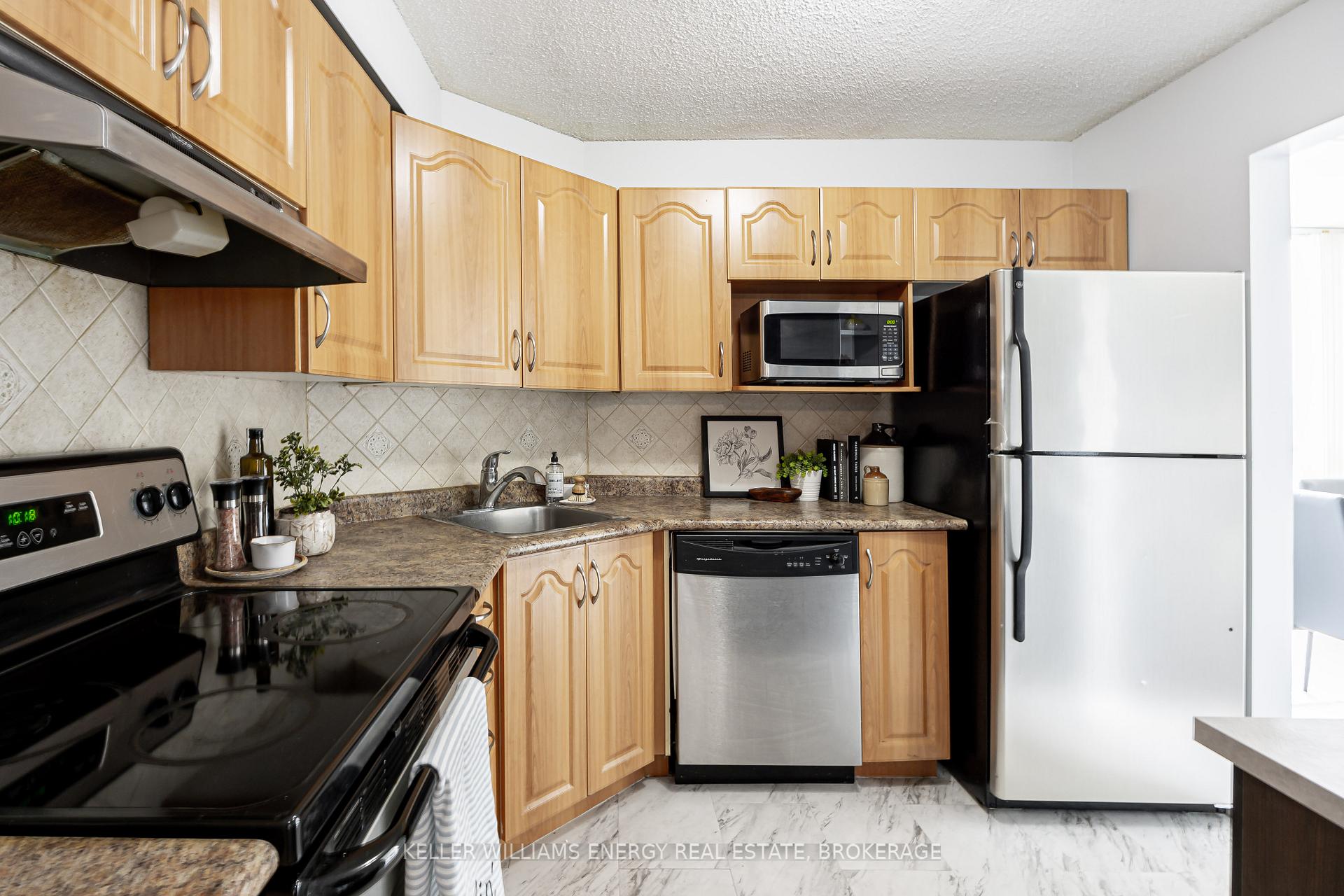 2 Bedrooms Condo at 41 Markbrook,  Toronto For sale