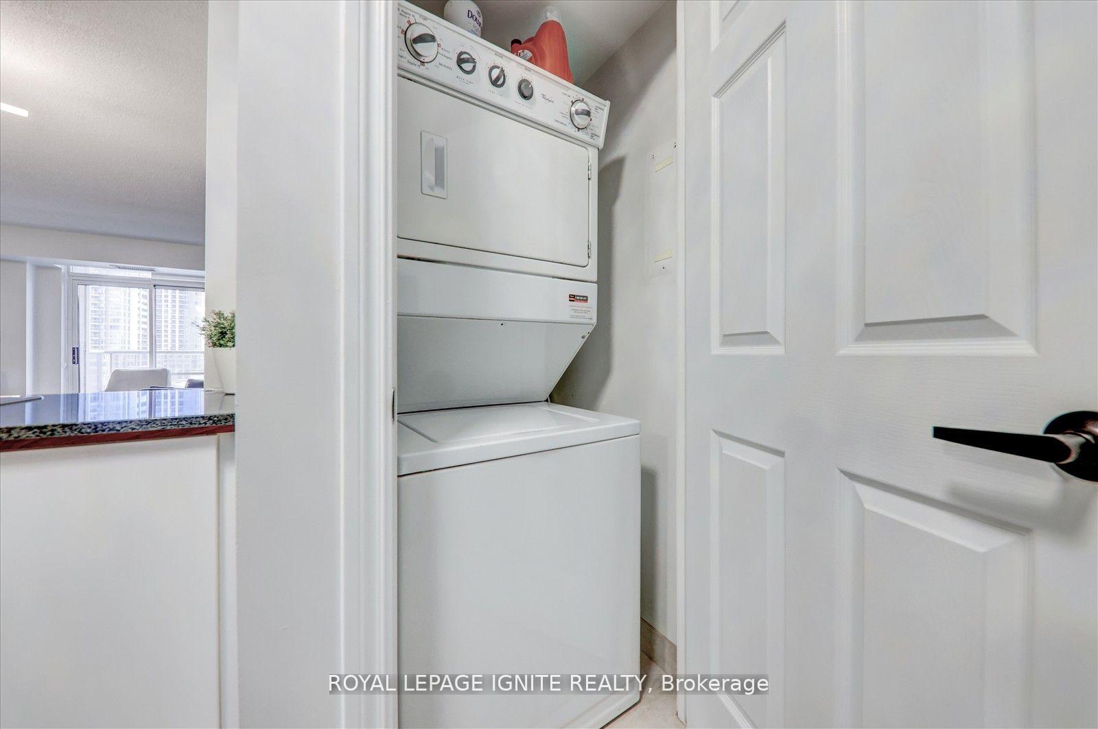2 Bedrooms Condo at 310 Burnhamthorpe,  Mississauga For sale