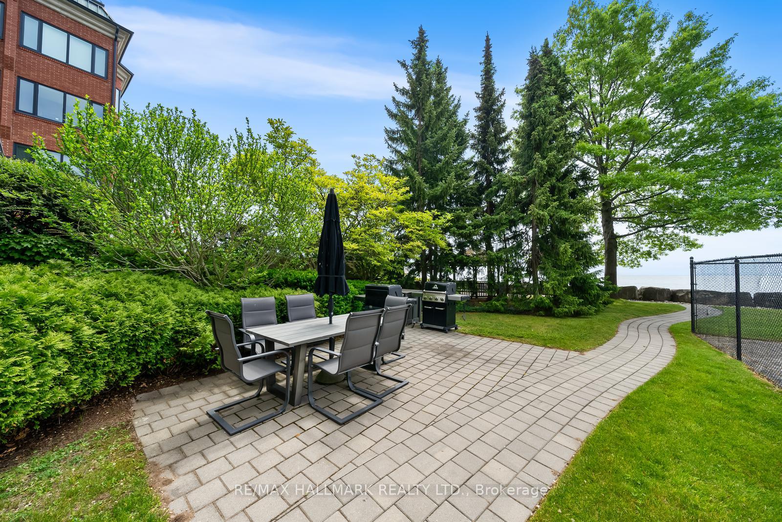 2 Bedrooms Condo at 2210 Lakeshore, Burlington For sale