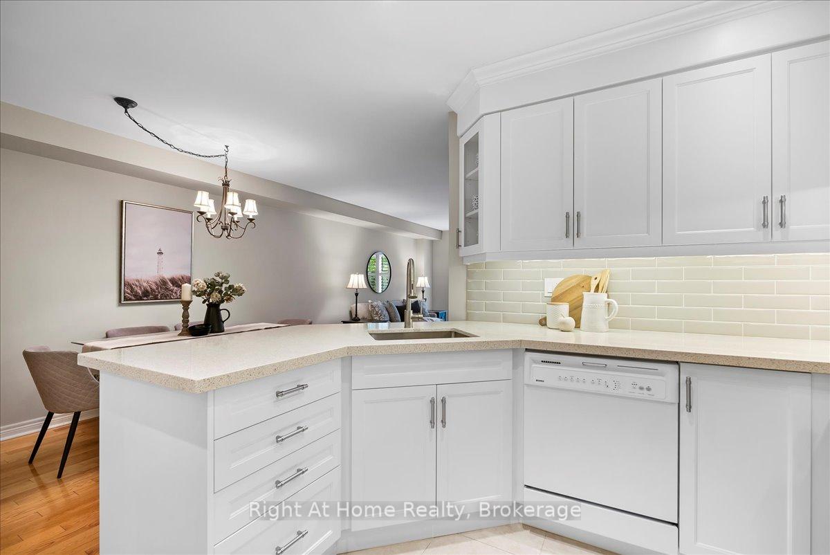 2 Bedrooms Condo at 2250 Rockingham, Oakville For sale