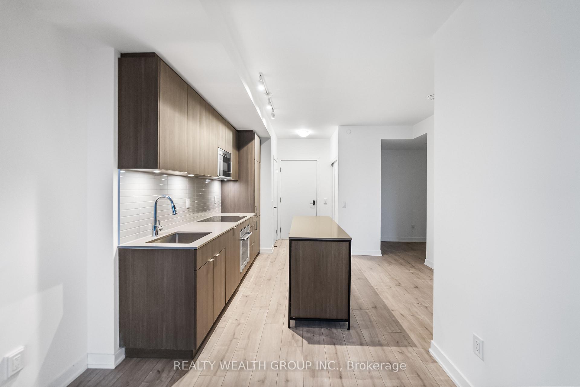 2 Bedrooms Condo at 215 LAKESHORE, Mississauga For sale