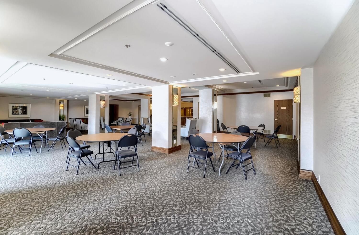 3 Bedrooms Condo at 1900 The Collegeway, Mississauga For sale