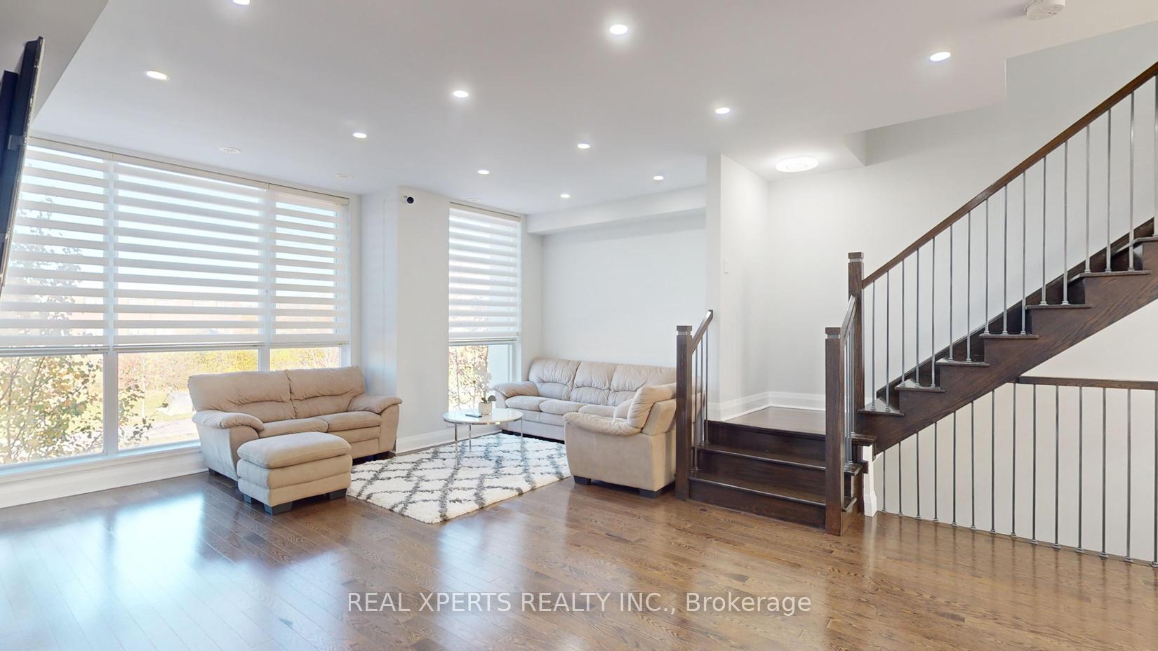 4 Bedrooms Condo at 90 Little Creek,  Mississauga For sale