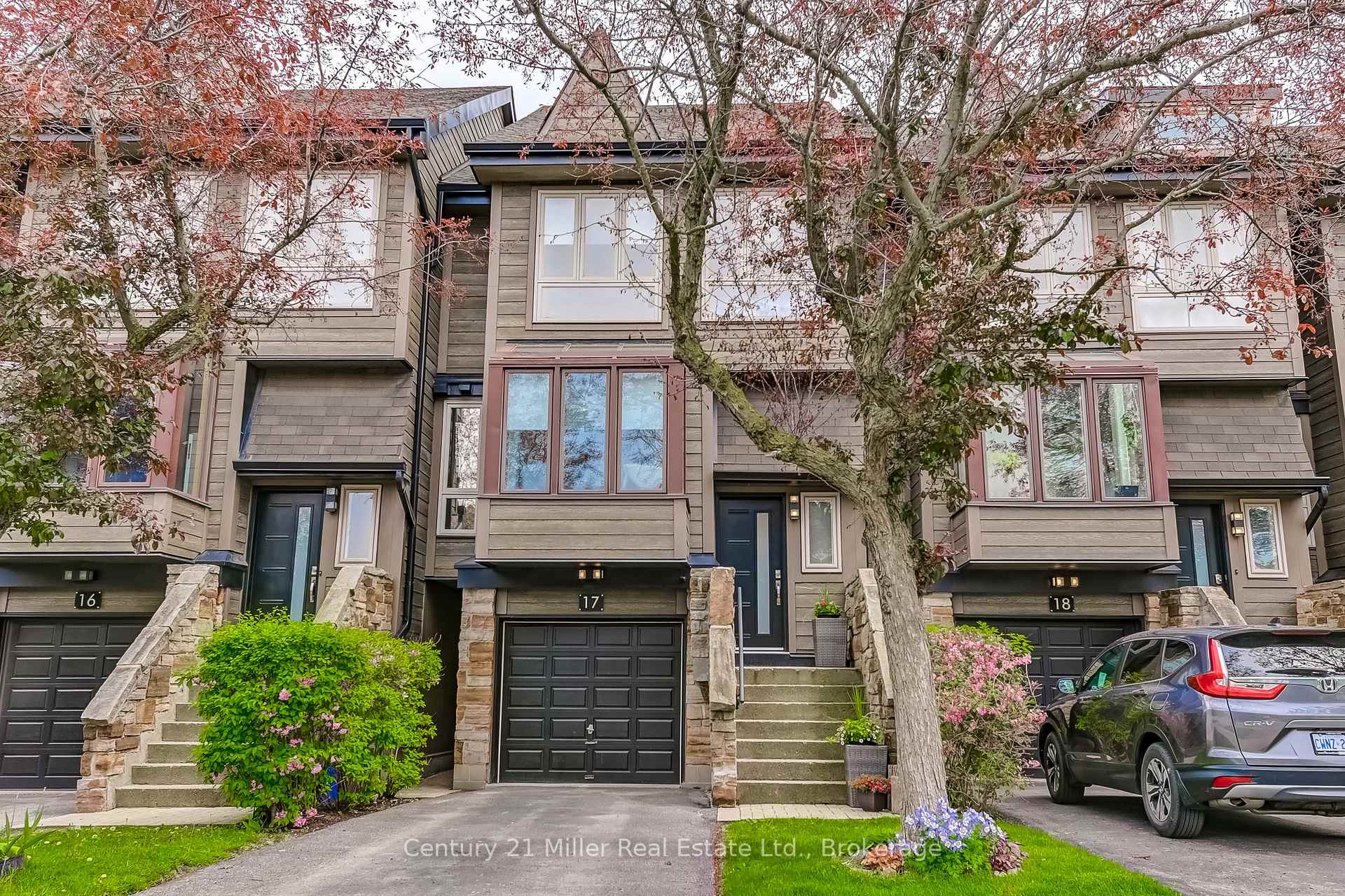 3 Bedrooms Condo at 1120 Queens, Oakville For sale