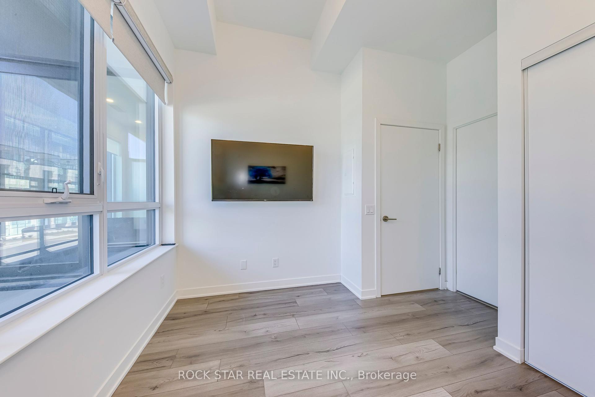 2 Bedrooms Condo at 405 Dundas,  Oakville For sale