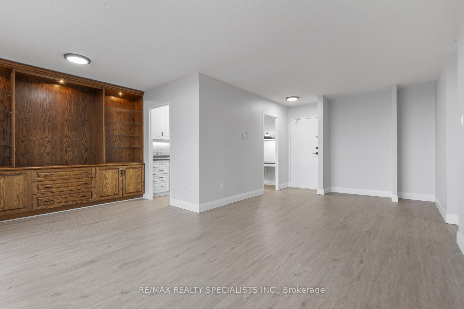 2 Bedrooms Condo at 2929 Aquitaine, Mississauga For sale