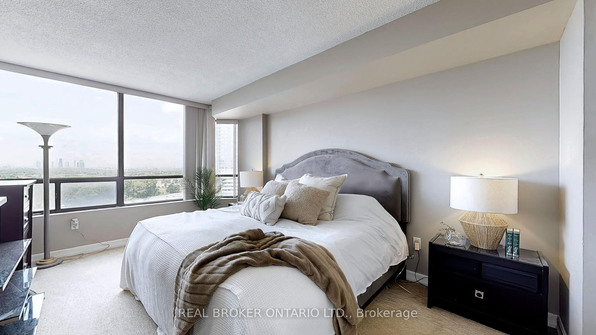 2 Bedrooms Condo at 7440 Bathurst, Vaughan For sale