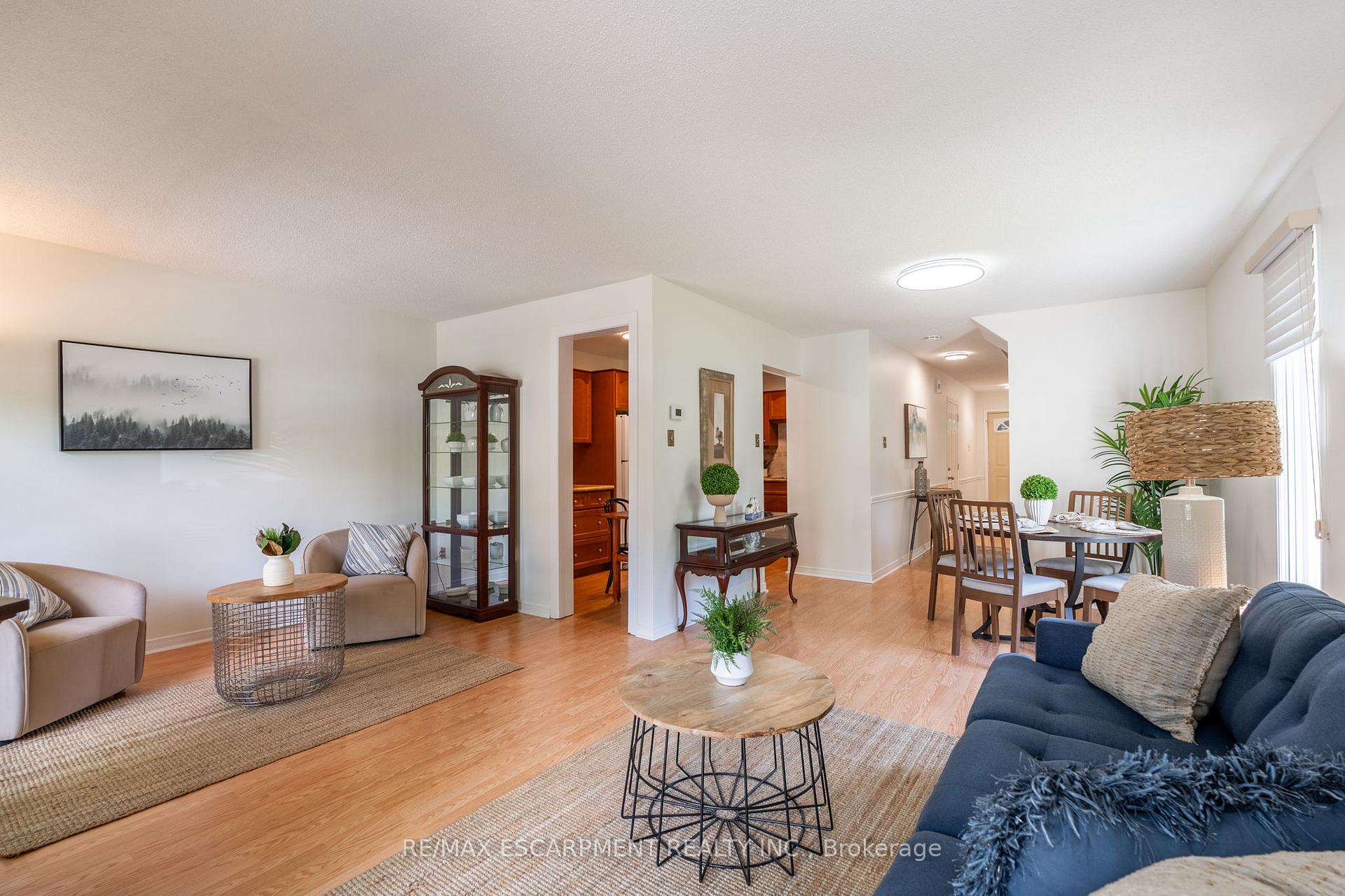 3 Bedrooms Condo at 2301 Cavendish, Burlington For sale