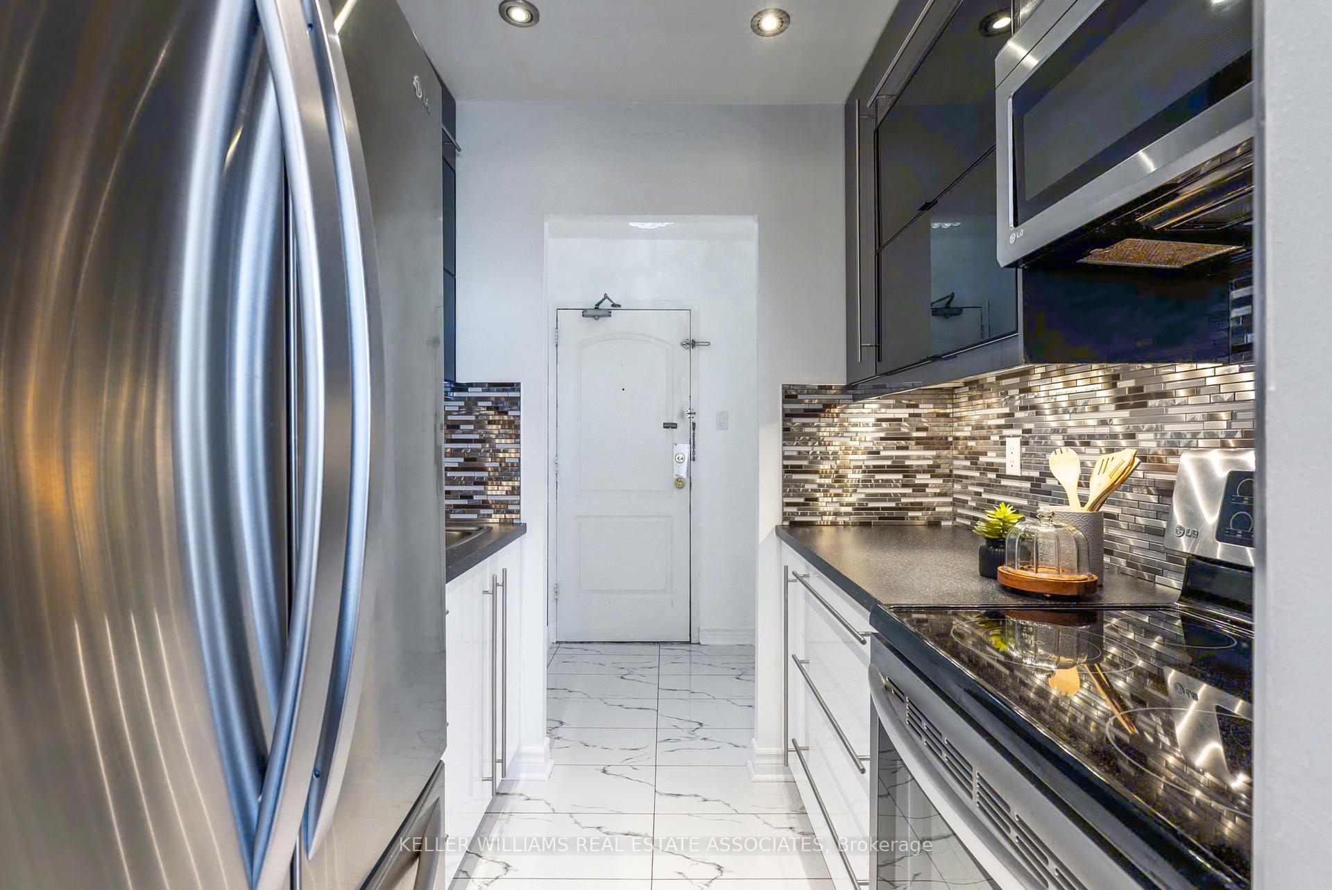 2 Bedrooms Condo at 3145 Queen Frederica, Mississauga For sale