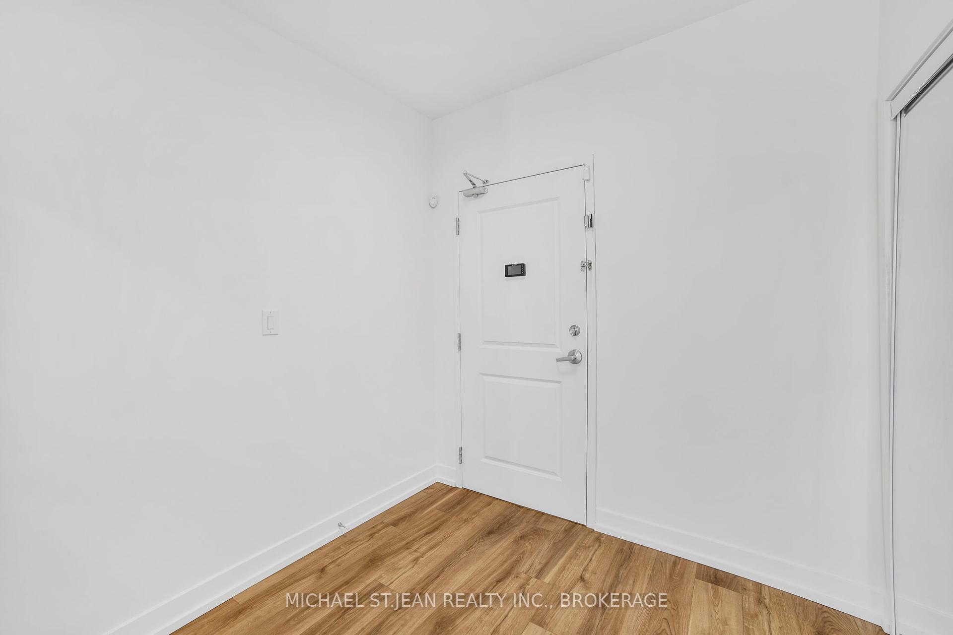 2 Bedrooms Condo at 90 Charlton,  Hamilton For sale
