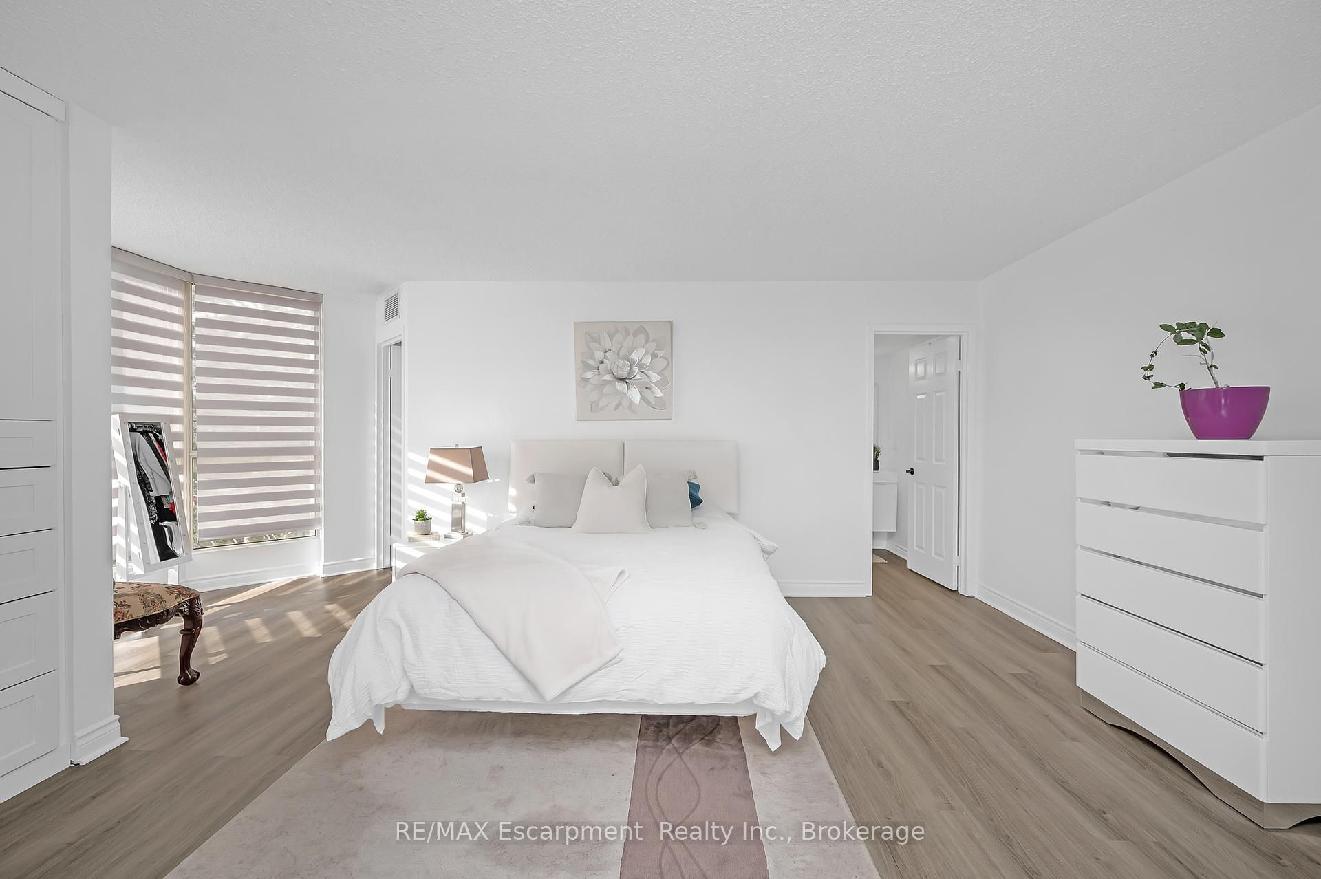 3 Bedrooms Condo at 1237 North Shore, Burlington For sale