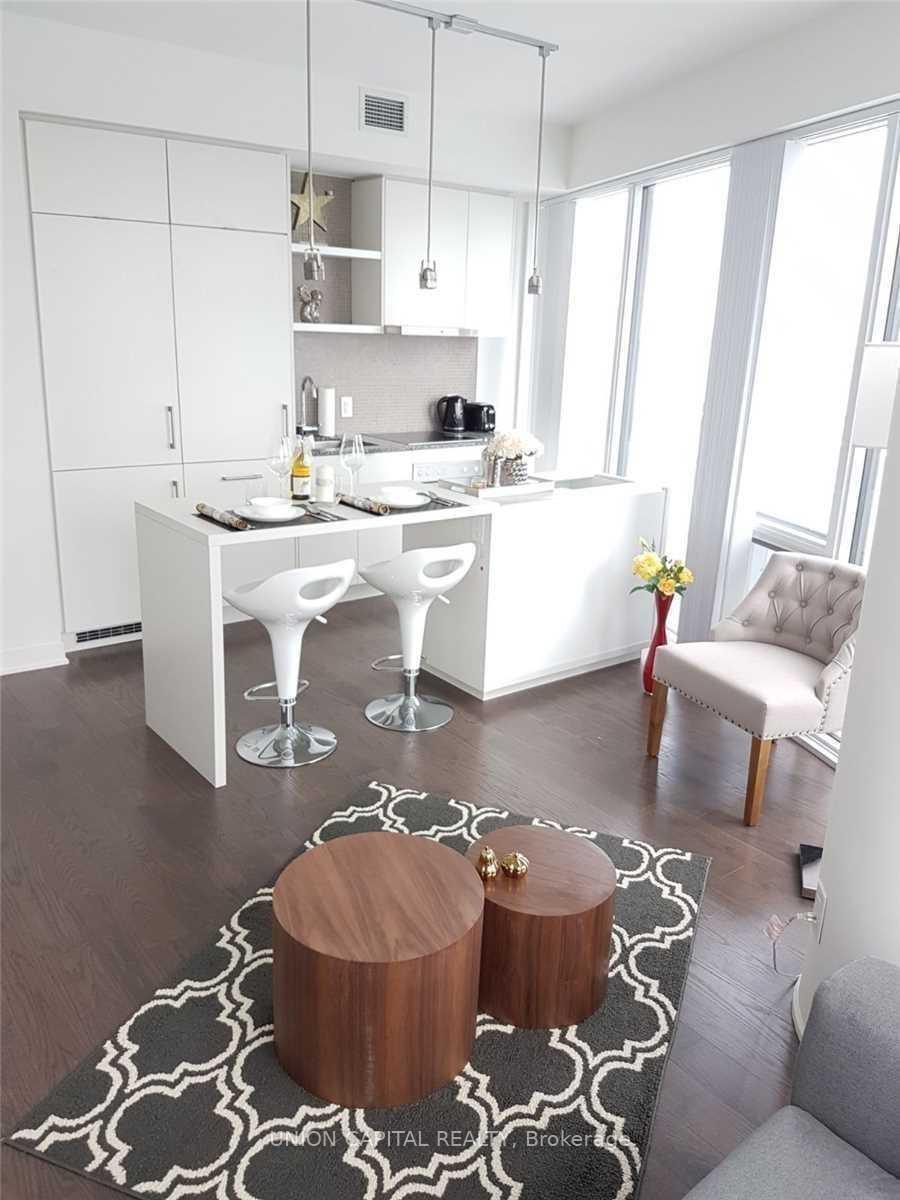 1 Bedroom Condo at 88 Harbour,  Toronto For sale