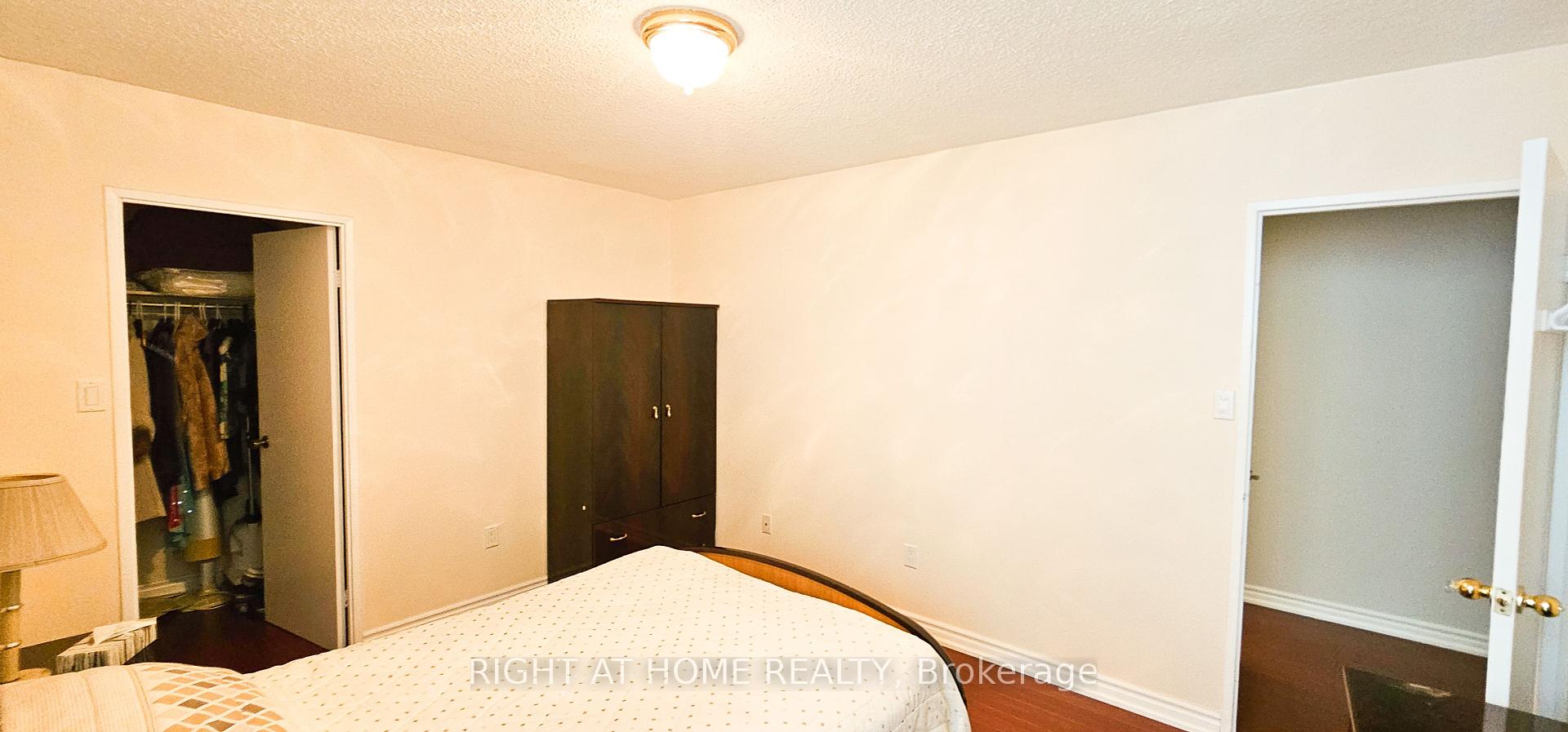 3 Bedrooms Condo at 75 Graydon Hall,  Toronto For sale