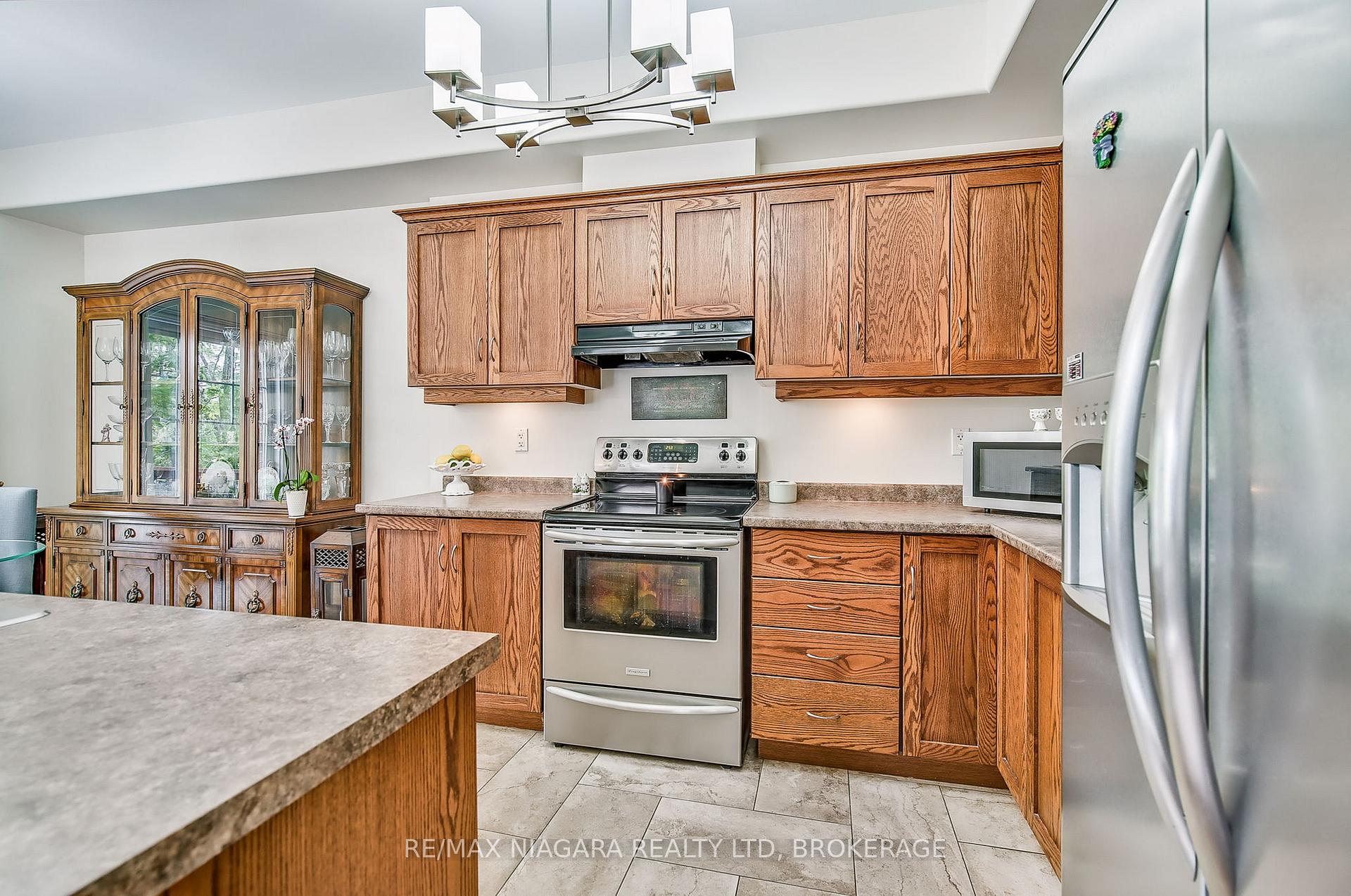 3 Bedrooms Condo at 5 Liddycoat, Hamilton For sale