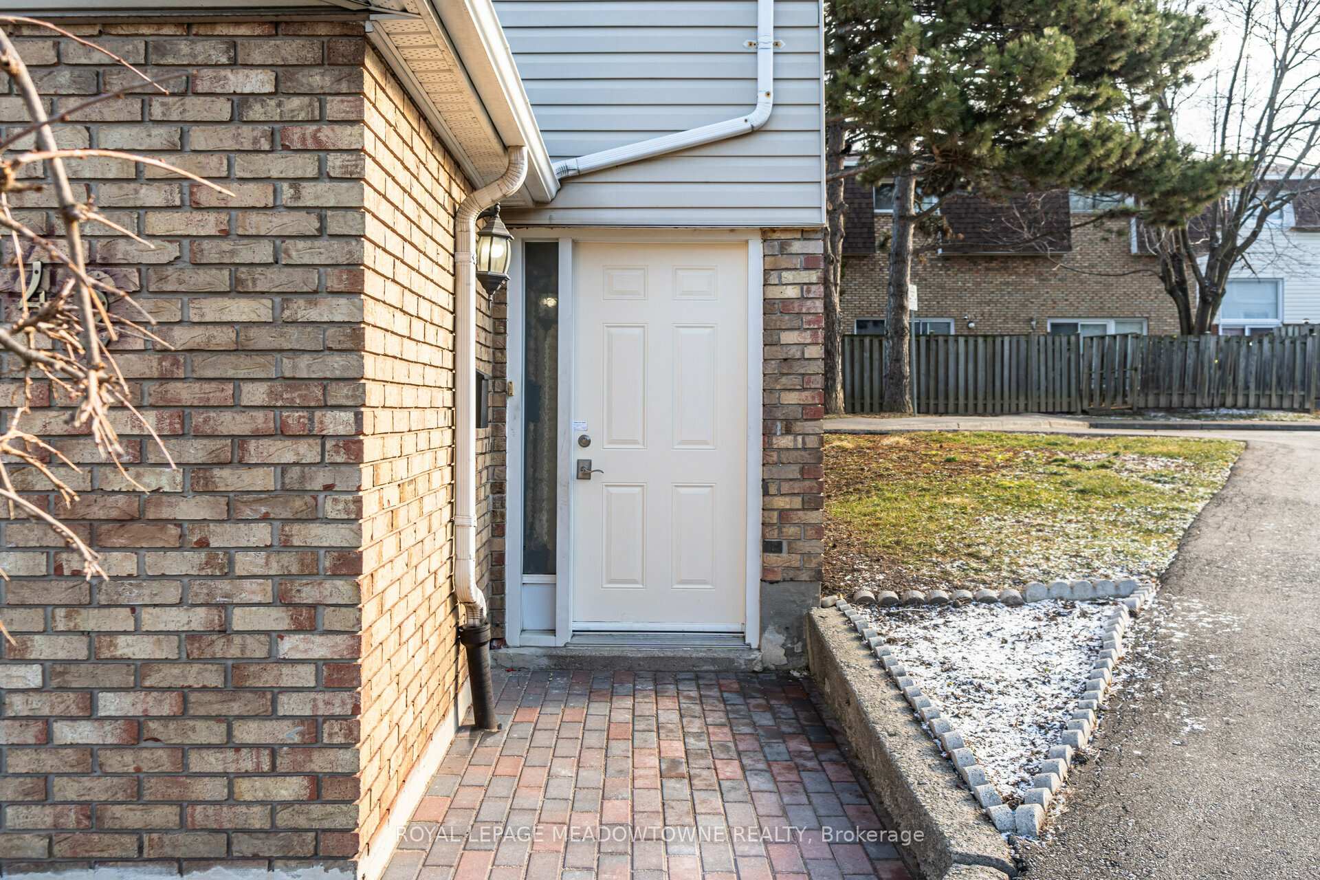 3 Bedrooms Condo at 11 Harrisford, Hamilton For sale