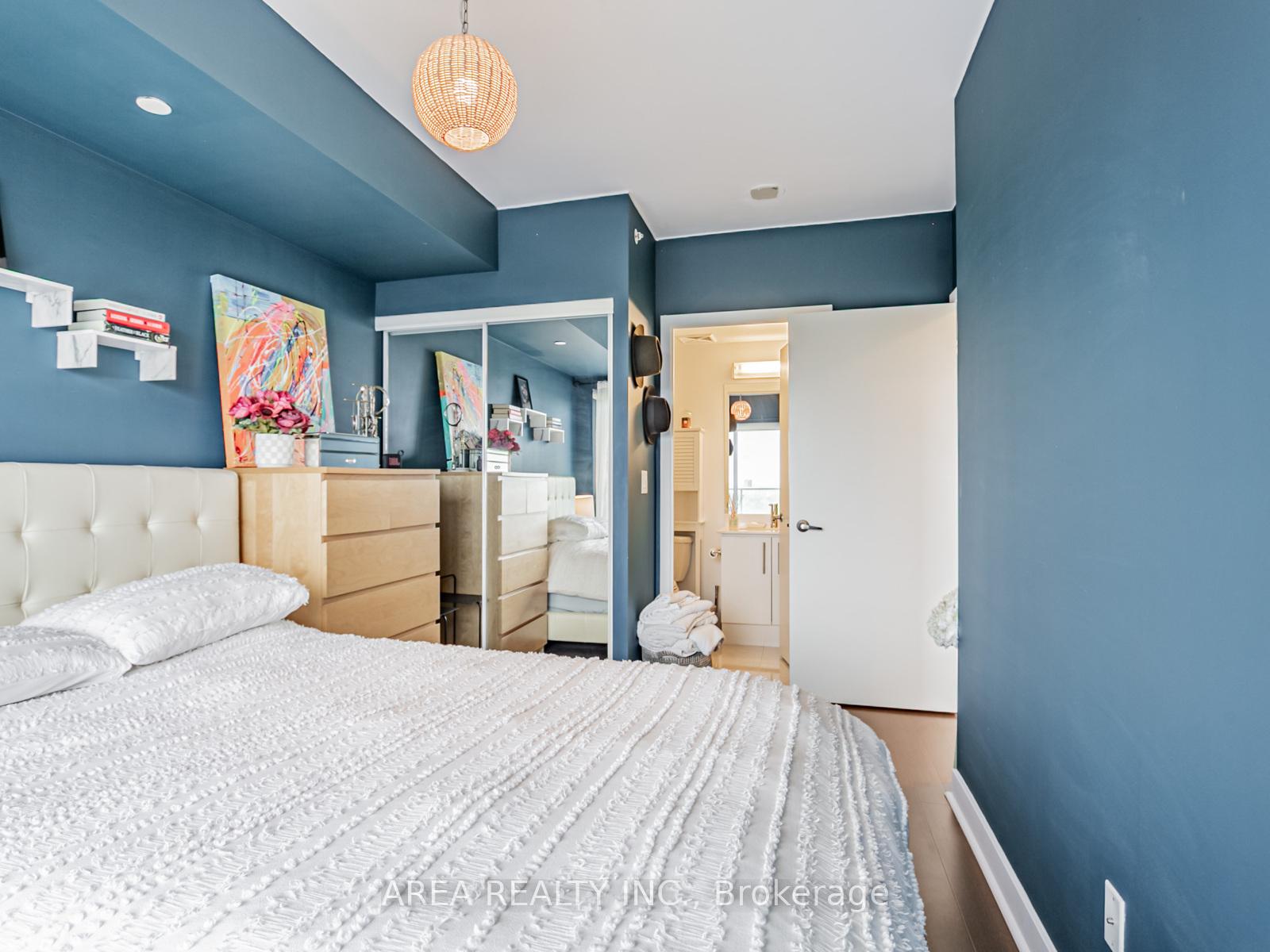 2 Bedrooms Condo at 58 Orchard View, Toronto For sale