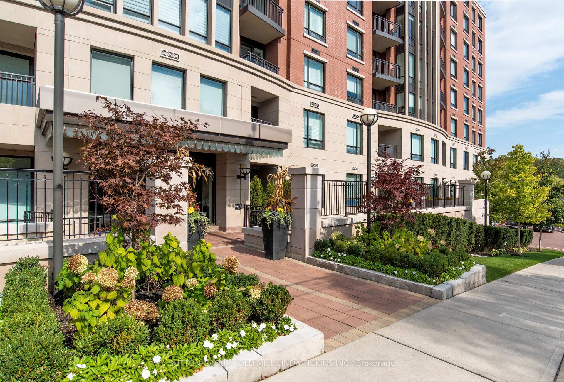 2 Bedrooms Condo at 30 Old Mill, Toronto For sale
