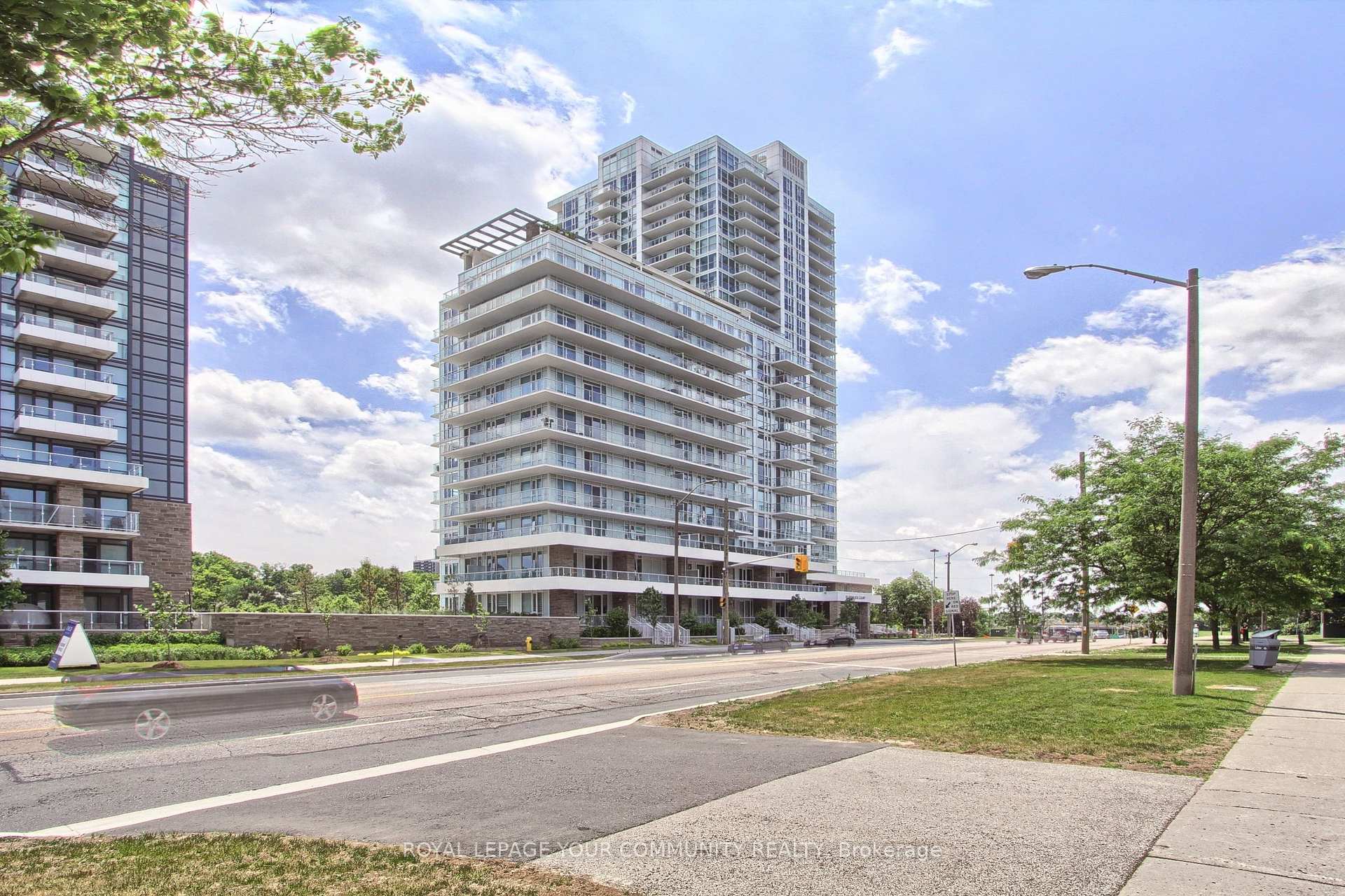 2 Bedrooms Condo at 10 Deerlick, Toronto For sale
