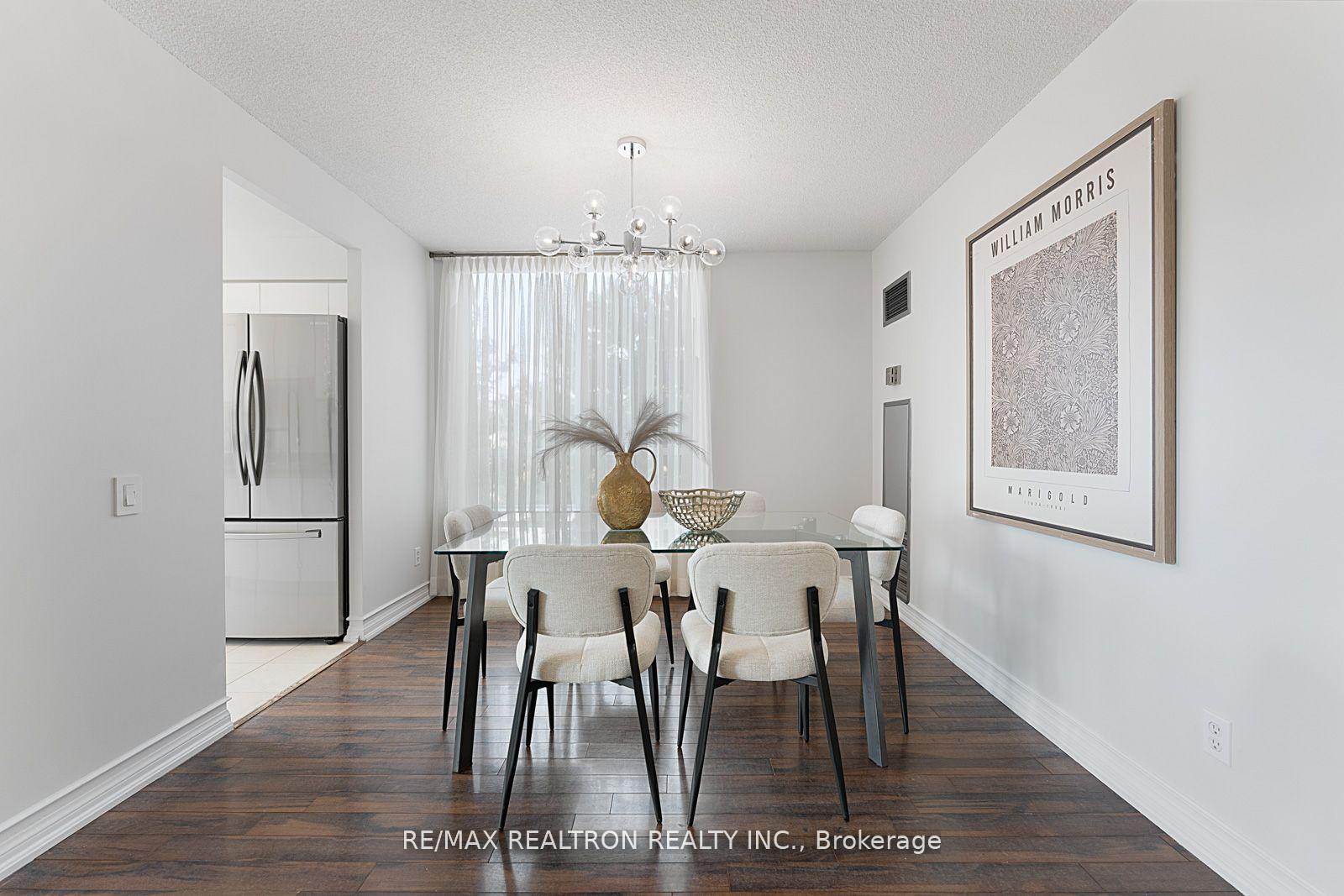 2 Bedrooms Condo at 110 Promenade, Vaughan For sale