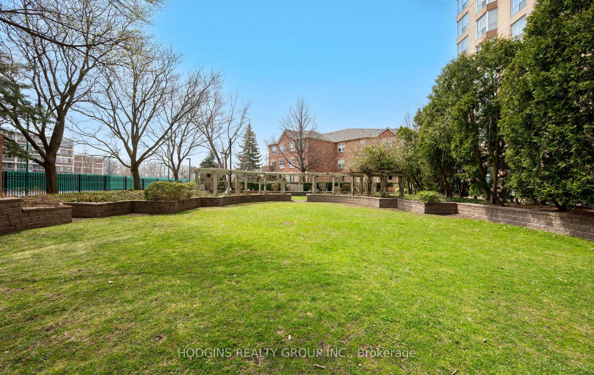 1 Bedroom Condo at 21 Overlea, Toronto For sale