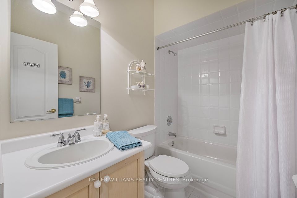 Main Bathroom (Like New)