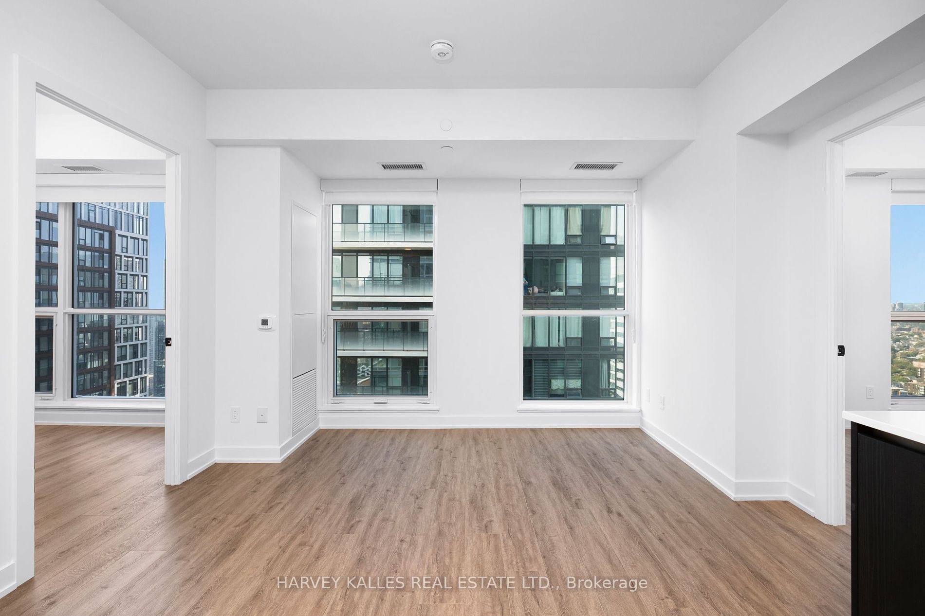 327 King Street W 4504