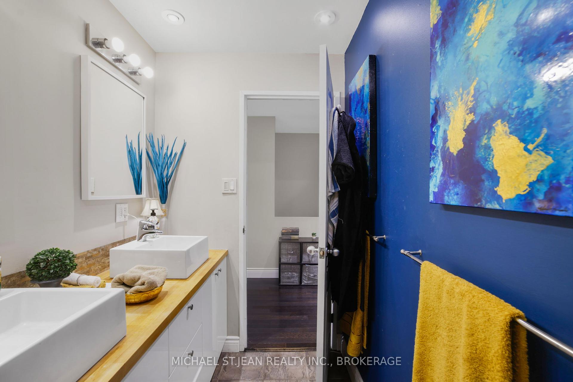 4 Bedrooms Condo at 1016 Falgarwood,  Oakville For sale