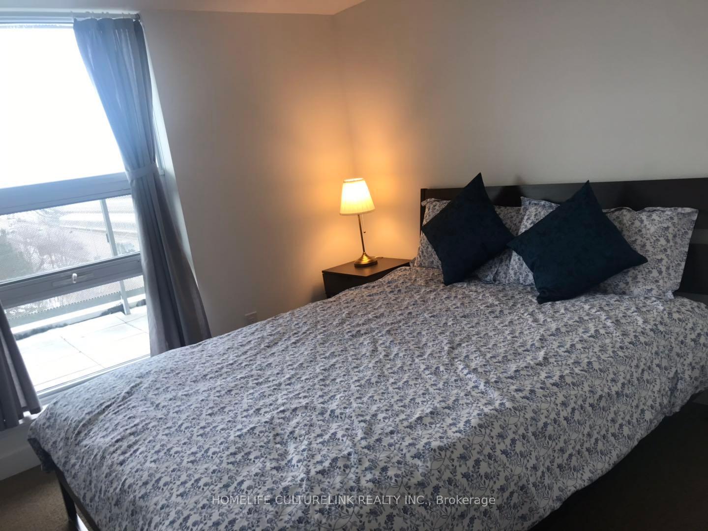 2 Bedrooms Condo at 160 Flemington, Toronto For sale