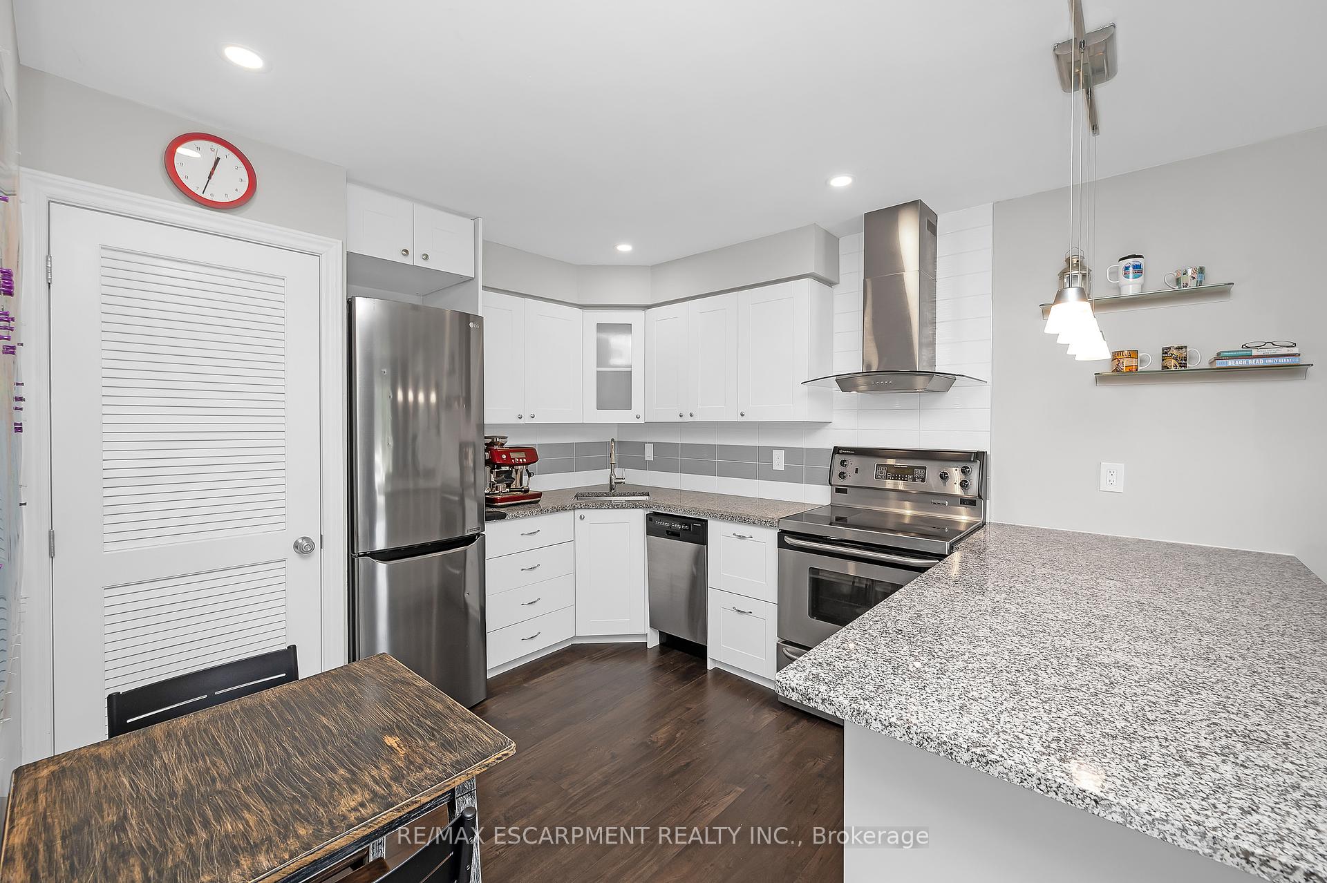 2 Bedrooms Condo at 28 Victoria, Hamilton For sale