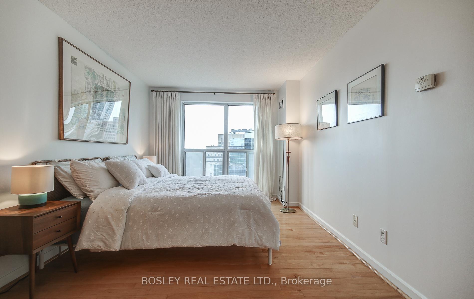 2 Bedrooms Condo at 8 Park, Toronto For sale