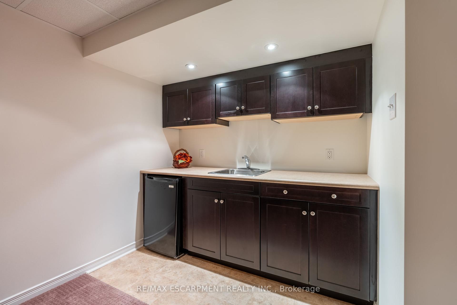 3 Bedrooms Condo at 2301 Cavendish, Burlington For sale