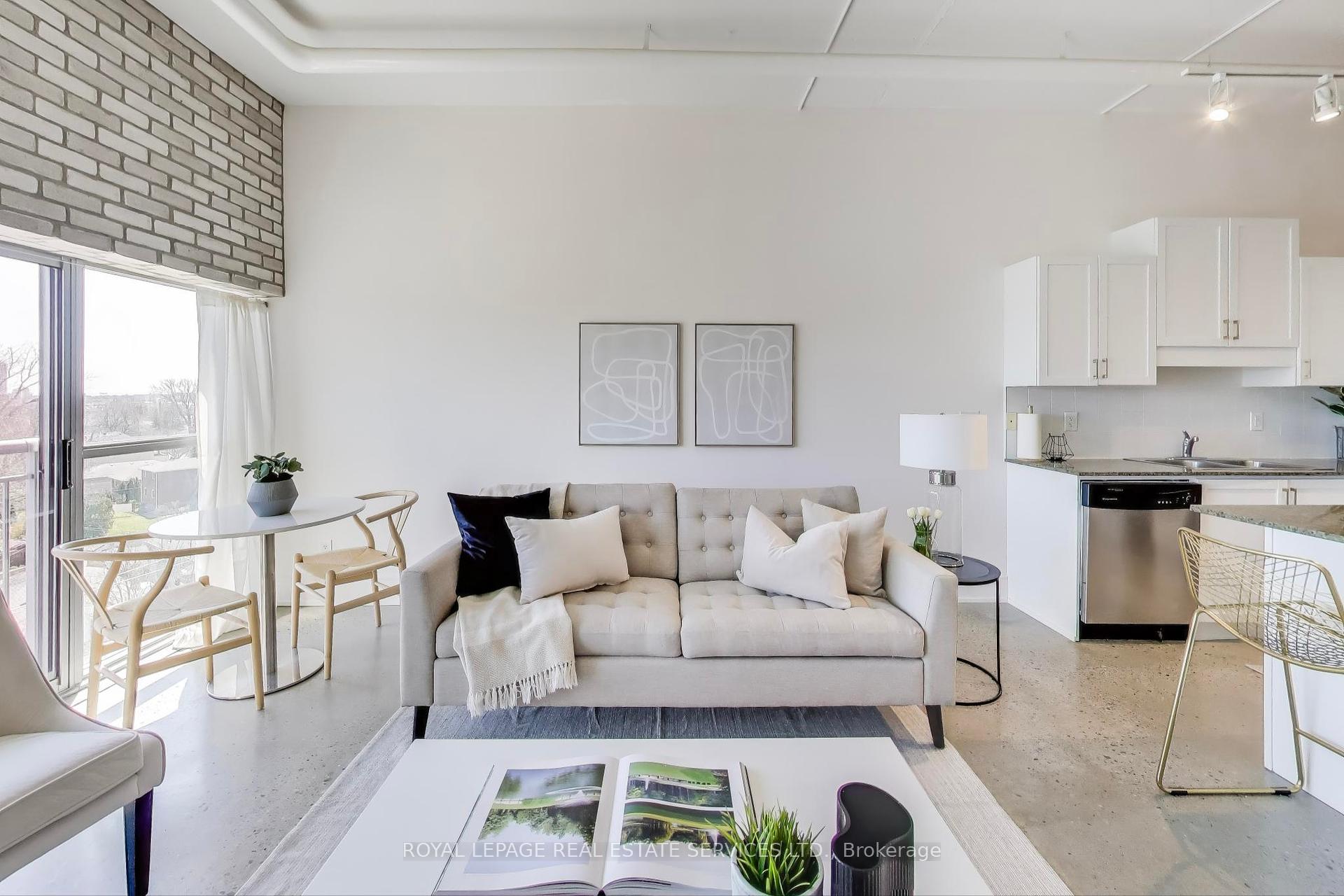 2 Bedrooms Condo at 2 Fieldway, Toronto For sale