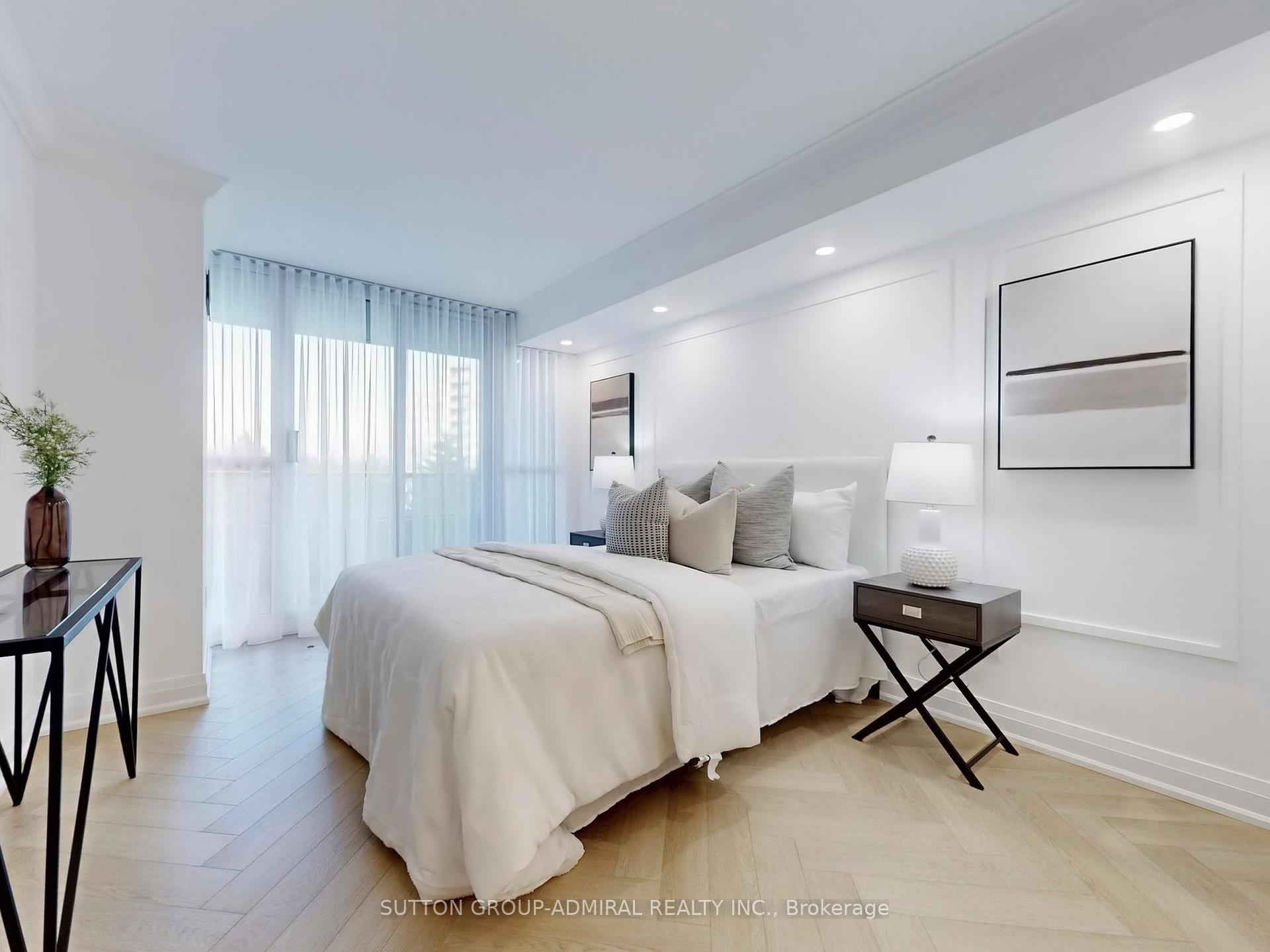 2 Bedrooms Condo at 11 Townsgate,  Vaughan For sale