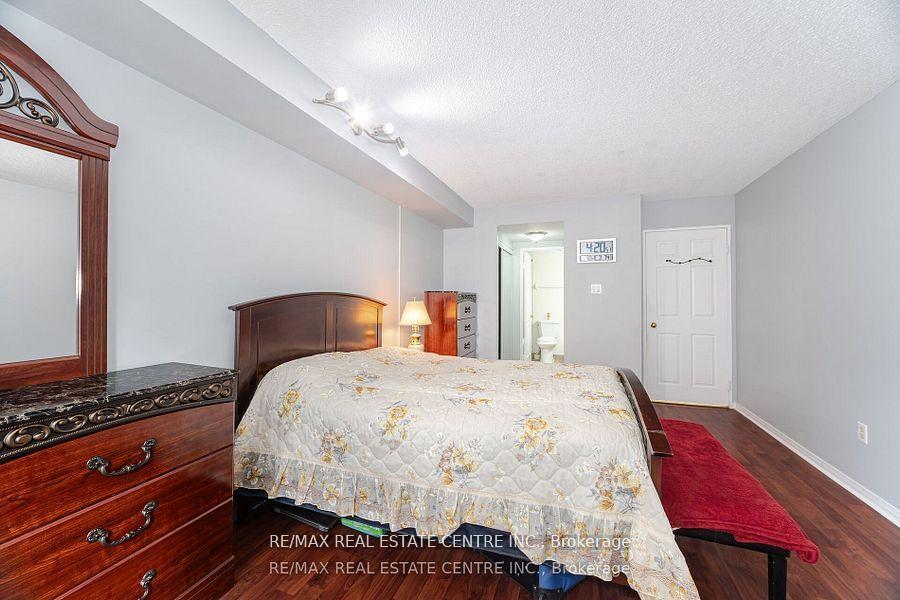 3 Bedrooms Condo at 250 Webb, Mississauga For sale