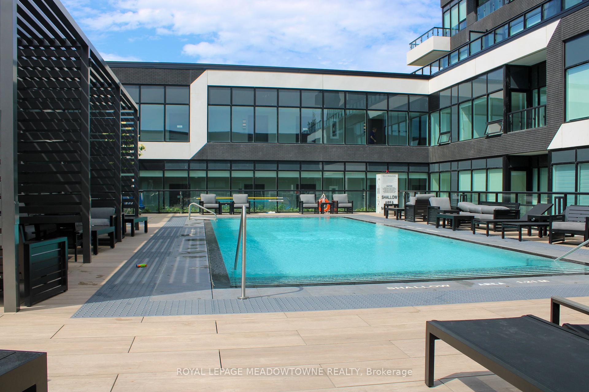 2 Bedrooms Condo at 2489 Taunton, Oakville For sale