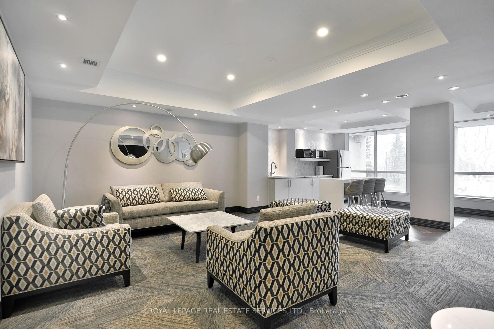 2 Bedrooms Condo at 40 Old Mill, Oakville For sale