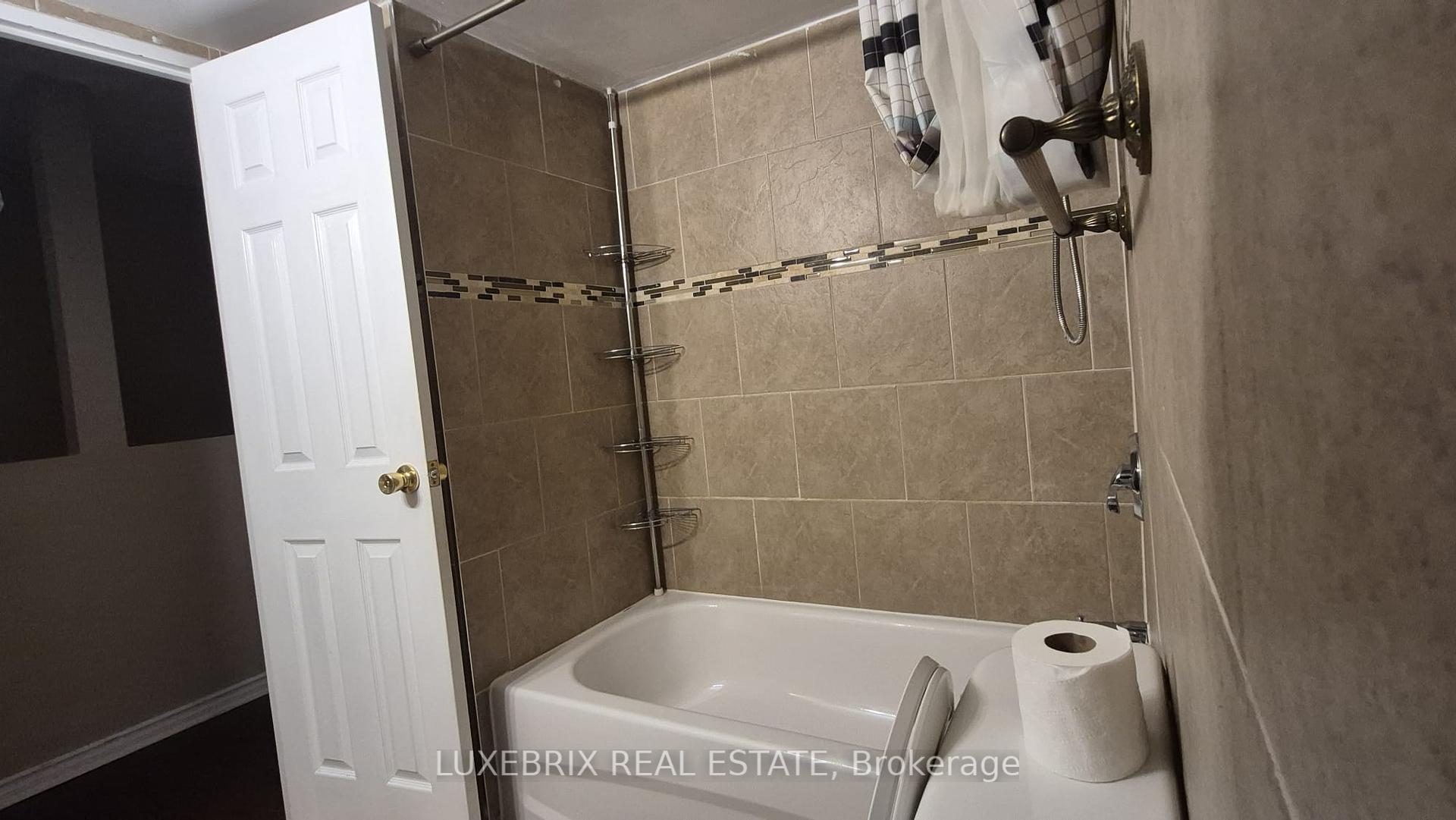 5 Bedrooms Condo at 180 Mississauga, Mississauga For sale