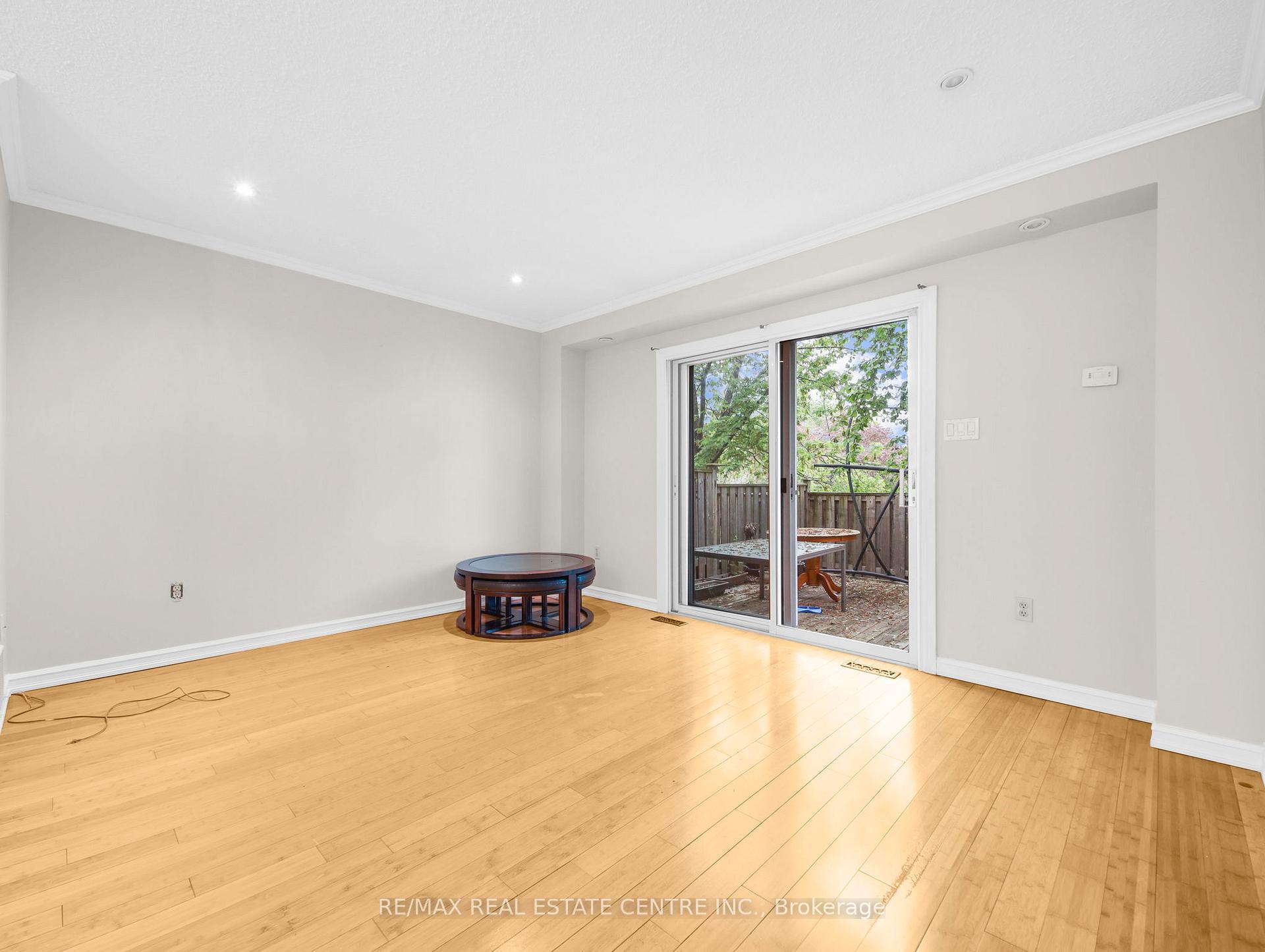3 Bedrooms Condo at 2779 Gananoque, Mississauga For sale