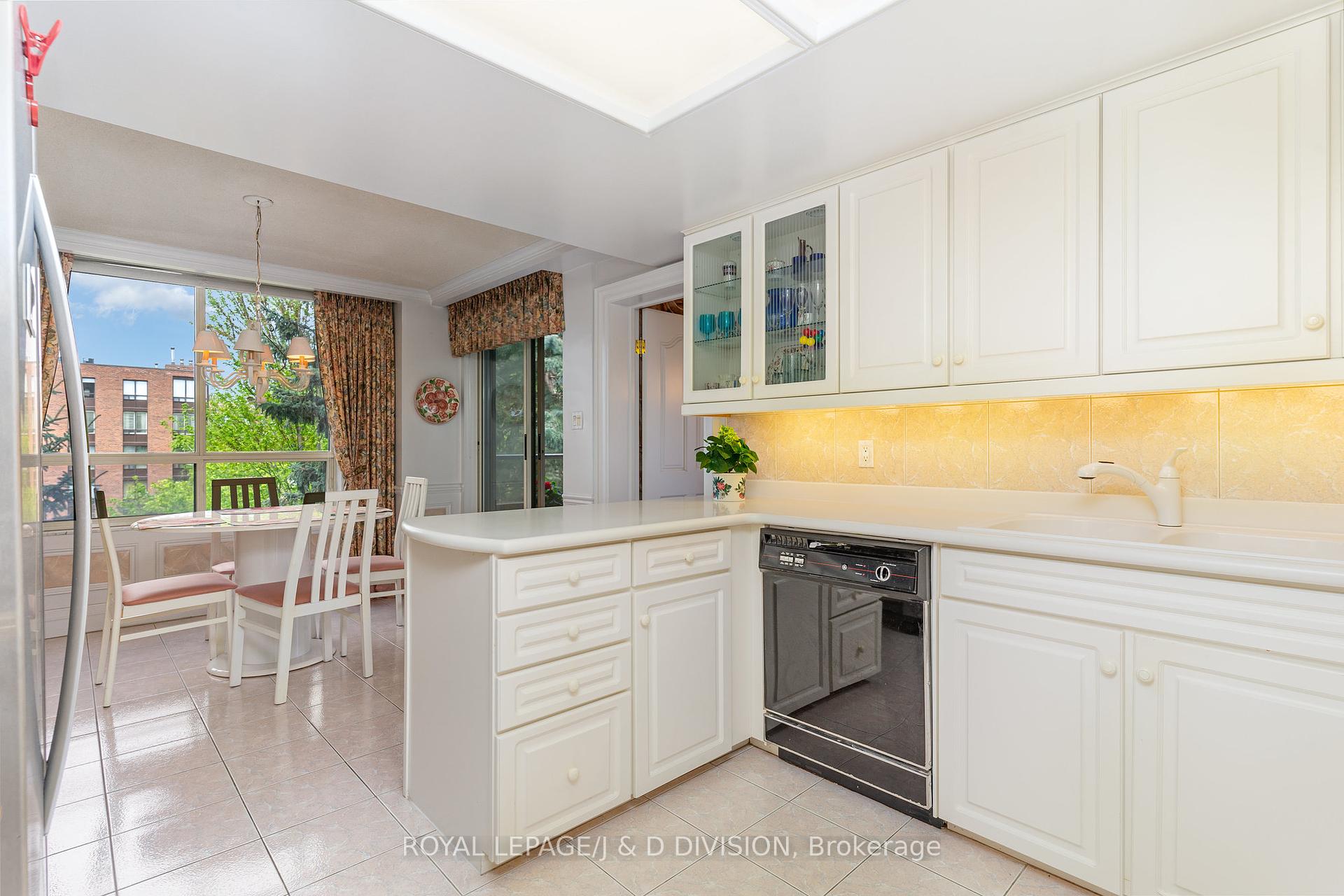 3 Bedrooms Condo at 225 The Donway, Toronto For sale