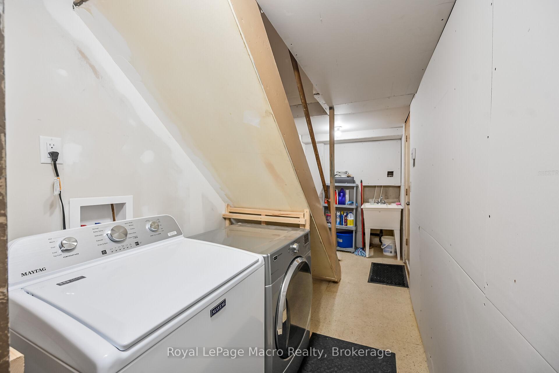 3 Bedrooms Condo at 10 Angus, Hamilton For sale