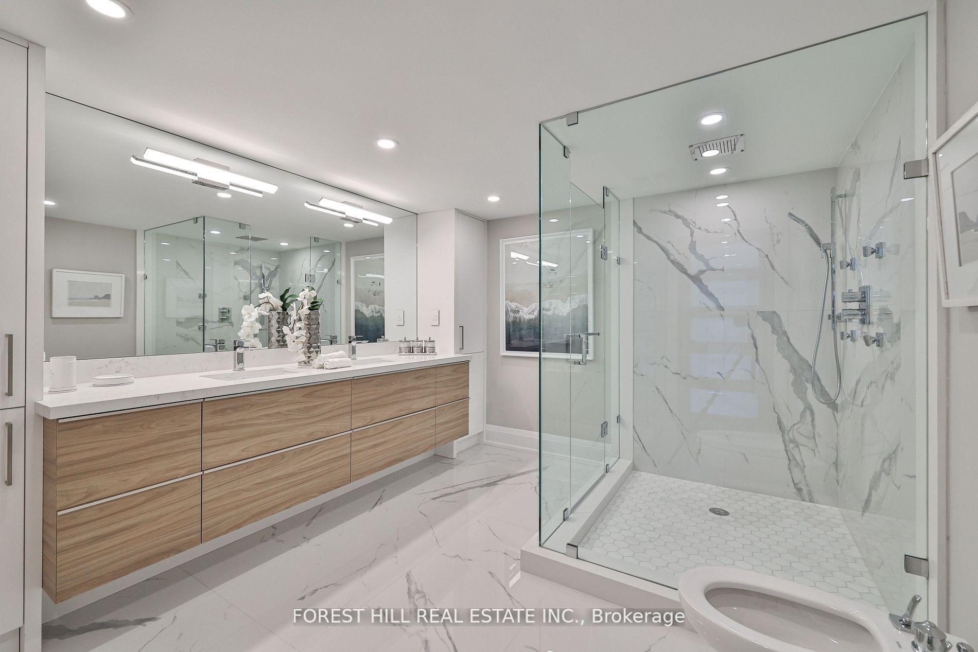 3 Bedrooms Condo at 33 University, Toronto For sale