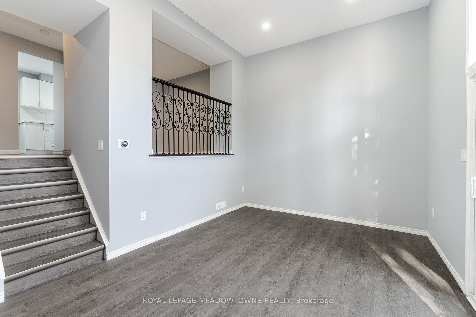 3 Bedrooms Condo at 11 Harrisford, Hamilton For sale