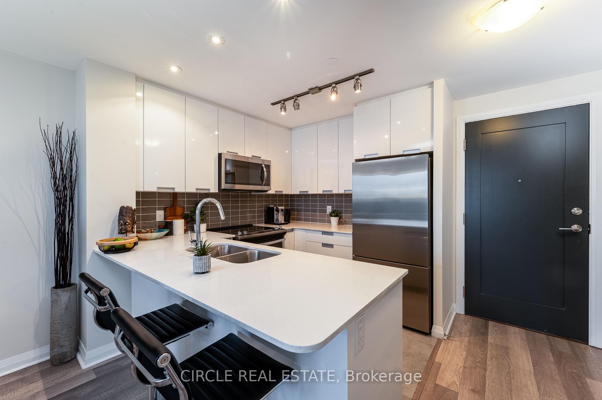 4 Bedrooms Condo at 5033 Four Springs,  Mississauga For sale