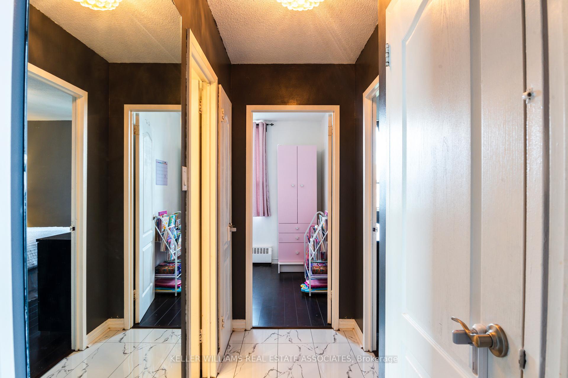 2 Bedrooms Condo at 3145 Queen Frederica, Mississauga For sale
